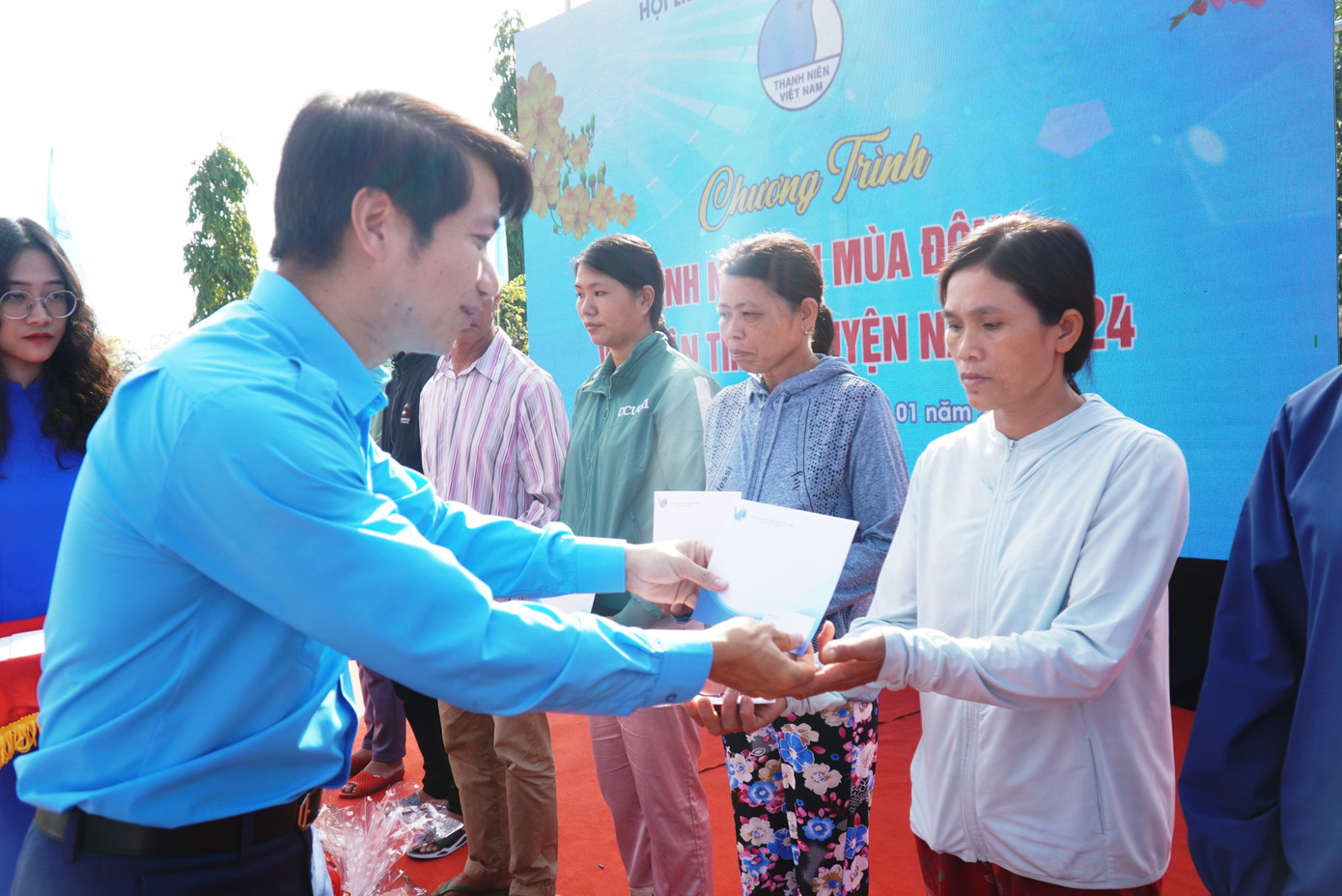 Tặng quà cho gia đình có hoàn cảnh khó khăn huyện Quảng Điền, góp phần chung tay giúp bà con có thêm cái Tết nguyên đán đầm ấm.