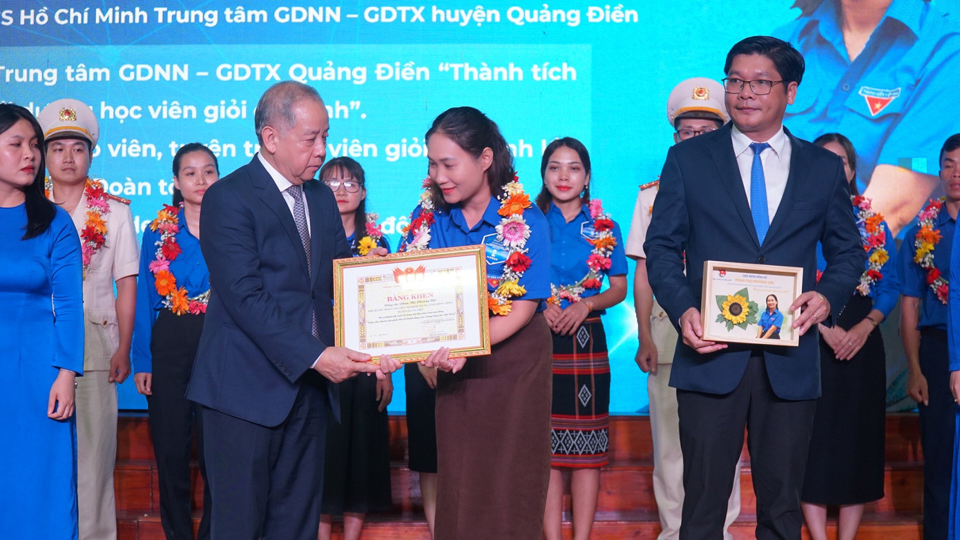 Phó Bí thư Thường trực Tỉnh ủy TT-Huế Phan Ngọc Thọ tặng bằng khen, biểu dương những đảng viên trẻ tiêu biểu. Phó Bí thư Thường trực Tỉnh ủy TT-Huế Phan Ngọc Thọ tặng bằng khen, biểu dương những đảng viên trẻ tiêu biểu.