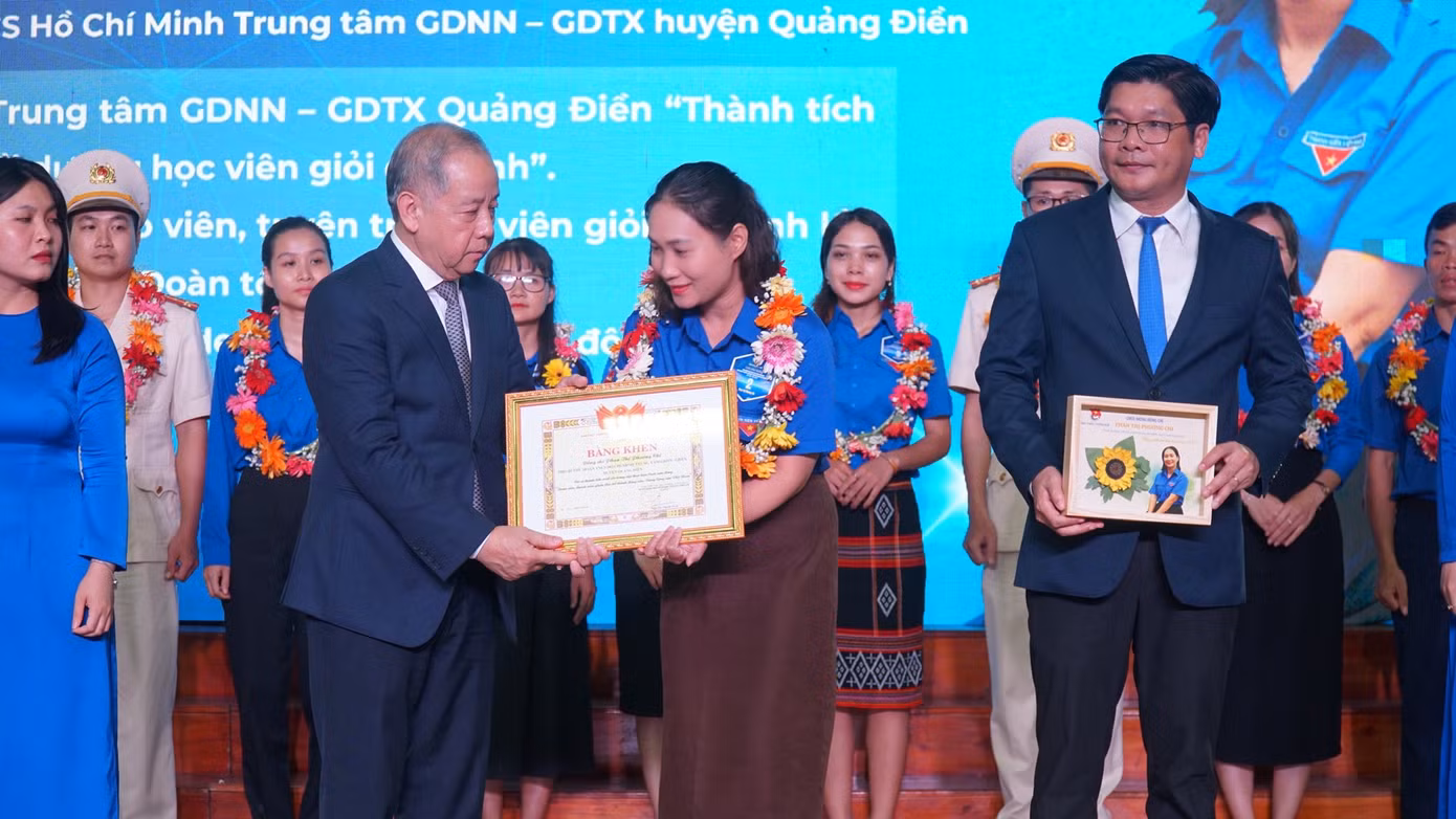 Phó Bí thư Thường trực Tỉnh ủy TT-Huế Phan Ngọc Thọ tặng bằng khen, biểu dương những đảng viên trẻ tiêu biểu.