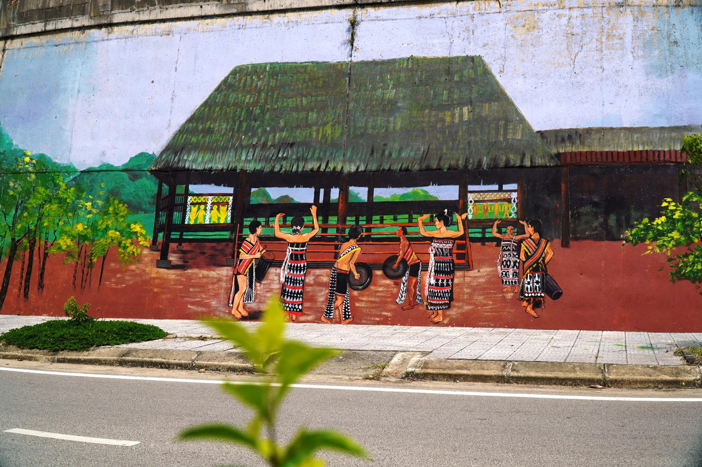 Các bức bích họa lấy cảm hứng từ những đặc trưng văn hóa, con người, đặc sản, thiên nhiên núi rừng Nam Đông.