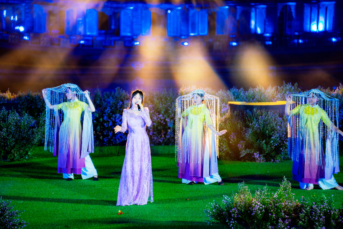 Lồng ghép vào đó là những sản phẩm của làng nghề Huế như diều, nón lá và hoa giấy Thanh Tiên. (Ảnh: Đình Hoàng)