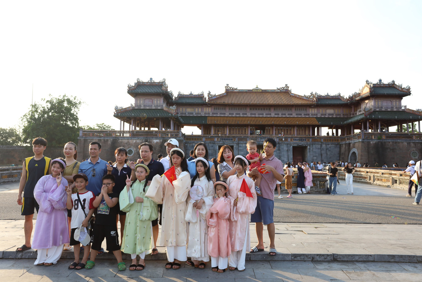 Nhiều người trong trang phục áo dài truyền thống dạo bước chụp ảnh, check-in, hòa mình vào không gian cổ kính, trầm mặc của di sản. “Đối với cảm nhận của tôi, Huế nhẹ nhàng, sâu lắng, cổ kính nhưng cũng rất náo nhiệt và hiện đại”, anh Lê Thành Trung, một du khách đến từ tỉnh Quảng Bình, chia sẻ khi tham quan Đại Nội Huế. Nhiều người trong trang phục áo dài truyền thống dạo bước chụp ảnh, check-in, hòa mình vào không gian cổ kính, trầm mặc của di sản. “Đối với cảm nhận của tôi, Huế nhẹ nhàng, sâu lắng, cổ kính nhưng cũng rất náo nhiệt và hiện đại”, anh Lê Thành Trung, một du khách đến từ tỉnh Quảng Bình, chia sẻ khi tham quan Đại Nội Huế.