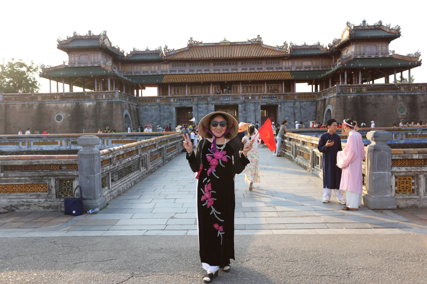 Nhiều người trong trang phục áo dài truyền thống dạo bước chụp ảnh, check-in, hòa mình vào không gian cổ kính, trầm mặc của di sản. “Đối với cảm nhận của tôi, Huế nhẹ nhàng, sâu lắng, cổ kính nhưng cũng rất náo nhiệt và hiện đại”, anh Lê Thành Trung, một du khách đến từ tỉnh Quảng Bình, chia sẻ khi tham quan Đại Nội Huế. Nhiều người trong trang phục áo dài truyền thống dạo bước chụp ảnh, check-in, hòa mình vào không gian cổ kính, trầm mặc của di sản. “Đối với cảm nhận của tôi, Huế nhẹ nhàng, sâu lắng, cổ kính nhưng cũng rất náo nhiệt và hiện đại”, anh Lê Thành Trung, một du khách đến từ tỉnh Quảng Bình, chia sẻ khi tham quan Đại Nội Huế.