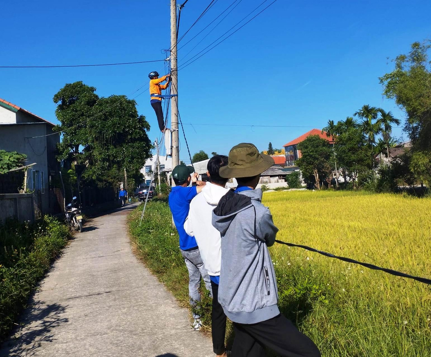Bắt tay thực hiện công trình thanh niên "Ánh sáng nông thôn mới". Ảnh: CTV Bắt tay thực hiện công trình thanh niên "Ánh sáng nông thôn mới". Ảnh: CTV