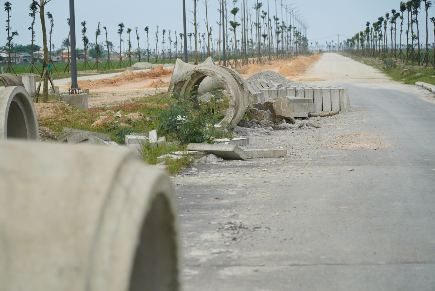 Mặc dù UBND tỉnh TT-Huế xác định đây là dự án giao thông trọng điểm, giao Ban Quản lý Dự án Đầu tư Xây dựng và Phát triển Đô thị tỉnh làm chủ đầu tư. Lãnh đạo tỉnh thường xuyên kiểm tra, trực tiếp chỉ đạo đôn đốc tiến độ, tuy nhiên quá trình thực hiện hoàn thành dự án lại quá chậm trễ so với kế hoạch tiến độ đặt ra ban đầu. Mặc dù UBND tỉnh TT-Huế xác định đây là dự án giao thông trọng điểm, giao Ban Quản lý Dự án Đầu tư Xây dựng và Phát triển Đô thị tỉnh làm chủ đầu tư. Lãnh đạo tỉnh thường xuyên kiểm tra, trực tiếp chỉ đạo đôn đốc tiến độ, tuy nhiên quá trình thực hiện hoàn thành dự án lại quá chậm trễ so với kế hoạch tiến độ đặt ra ban đầu.