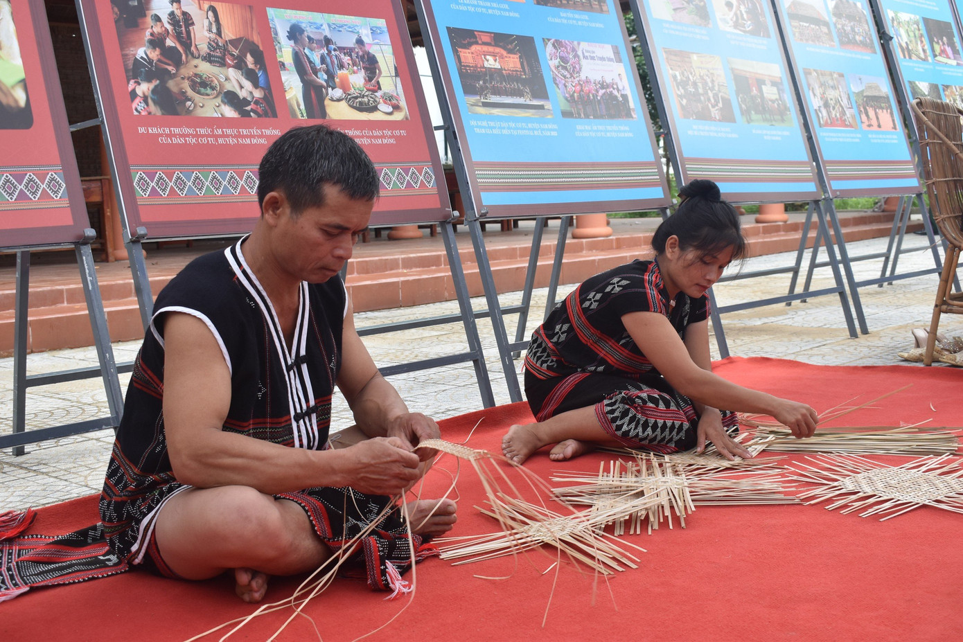 Trình diễn nghề đan lát truyền thống của đồng bào dân tộc thiểu số huyện Nam Đông.