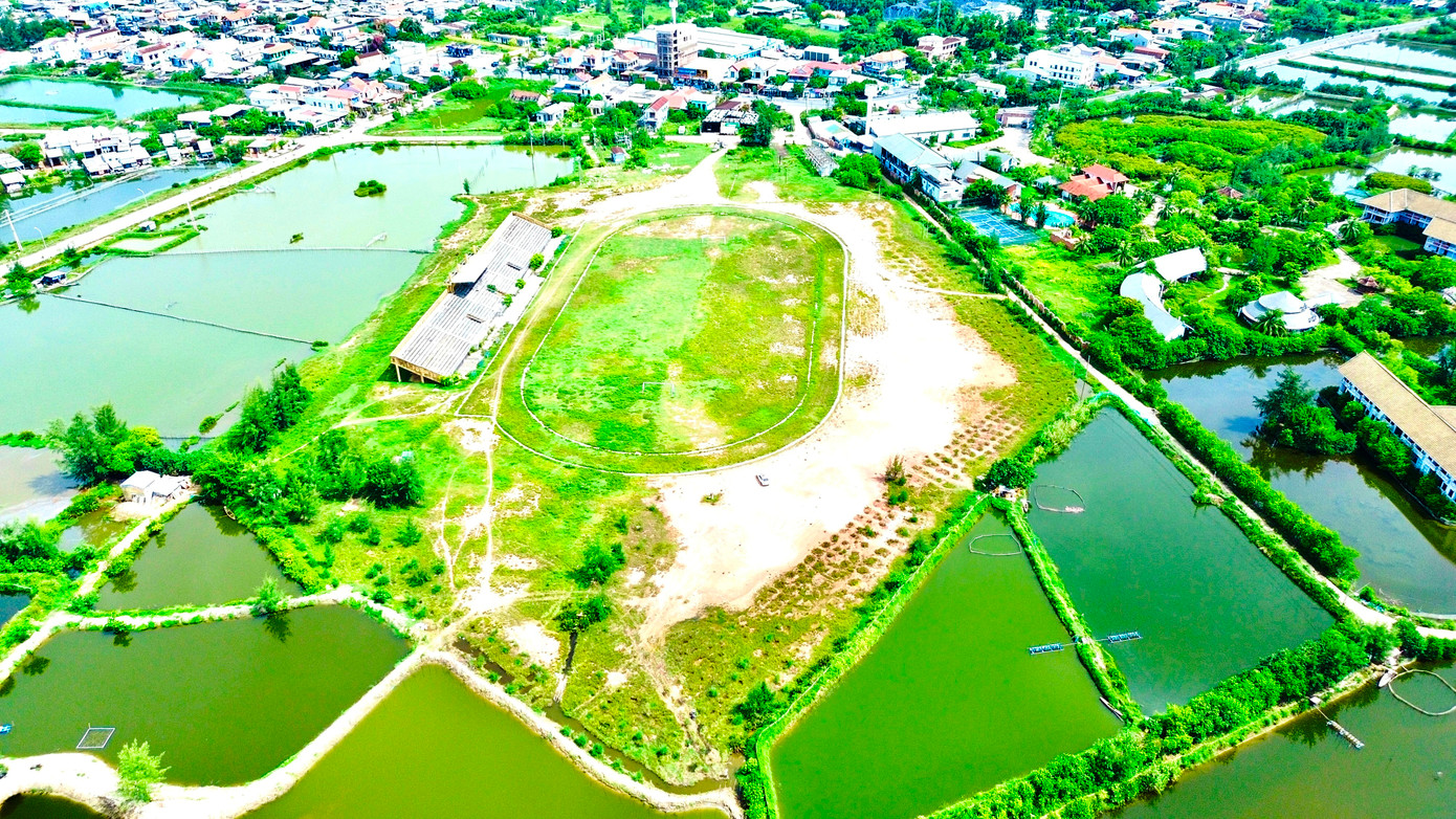 Đặc biệt, khu sân bóng đá – công trình chính của trung tâm – do thi công “lỗi” kỹ thuật bằng nguồn vật liệu san lấp thiếu phù hợp, với đất cấp phối đồi, đất pha sét kết cấu cứng, thoát nước kém… nên khi mưa xuống nơi đây trở thành bãi sình lầy. Thời điểm nắng nóng, mặt sân quá rắn rất nguy hiểm cho các hoạt động vận động ngoài trời, thể dục thể thao. "Với mặt sân rắn như đá vào mùa khô, đá bóng hay vận động thể thao tại sân vận động này là rất khó và hết sức nguy hiểm. Mùa mưa, nơi đây trở nên đọng nước sình lầy, trâu thường vào đầm mình. Do đó, chúng tôi vẫn thường chơi bóng ở sân vận động cũ gần siêu thị Thuận An", anh Hoàng Nguyên (trú tổ dân phố An Hải, phường Thuận An) phản ánh.