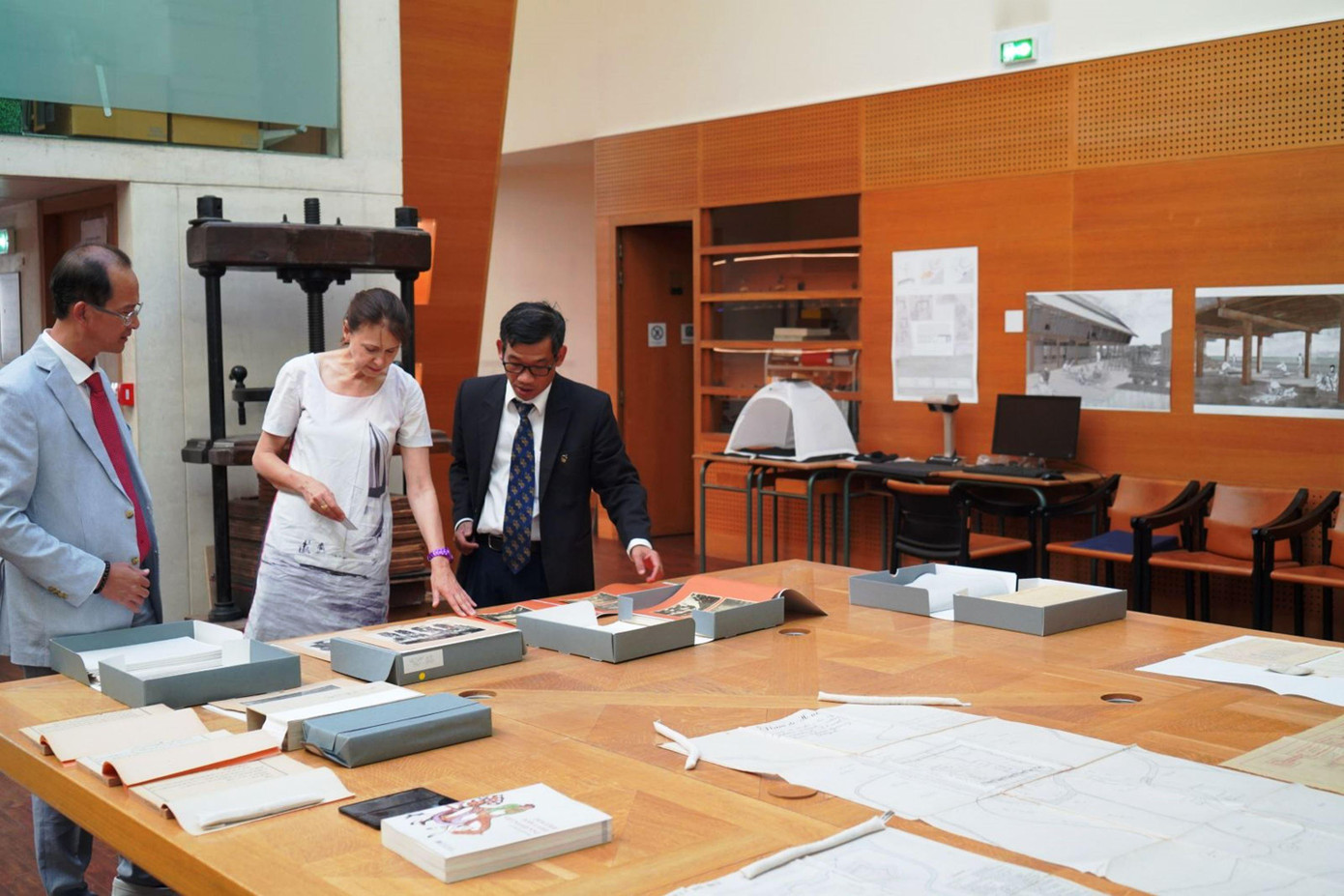Đoàn công tác của tỉnh TT-Huế tiếp cận các tư liệu tại EFEO. Ảnh: Trung tâm Bảo tồn Di tích Cố đô Đoàn công tác của tỉnh TT-Huế tiếp cận các tư liệu tại EFEO. Ảnh: Trung tâm Bảo tồn Di tích Cố đô