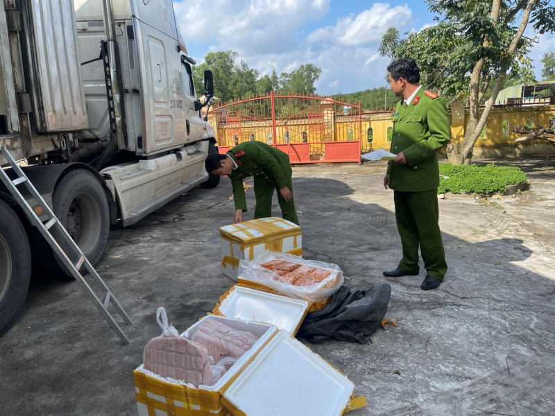 Xe đầu kéo BKS 51D-467.22 kéo theo rơ moóc BKS 51R-077.98 chở số lượng lớn thùng chứa thịt động vật không rõ nguồn gốc xuất xứ. Ảnh CACC