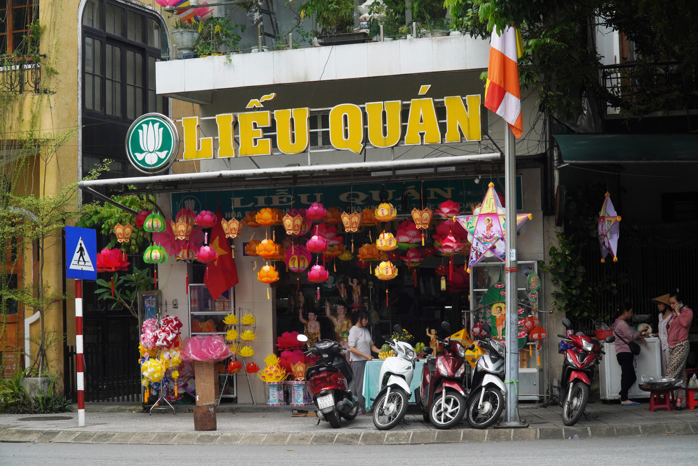 Một hàng quán tại Huế chuyên bán lồng đèn mùa Phật đản.