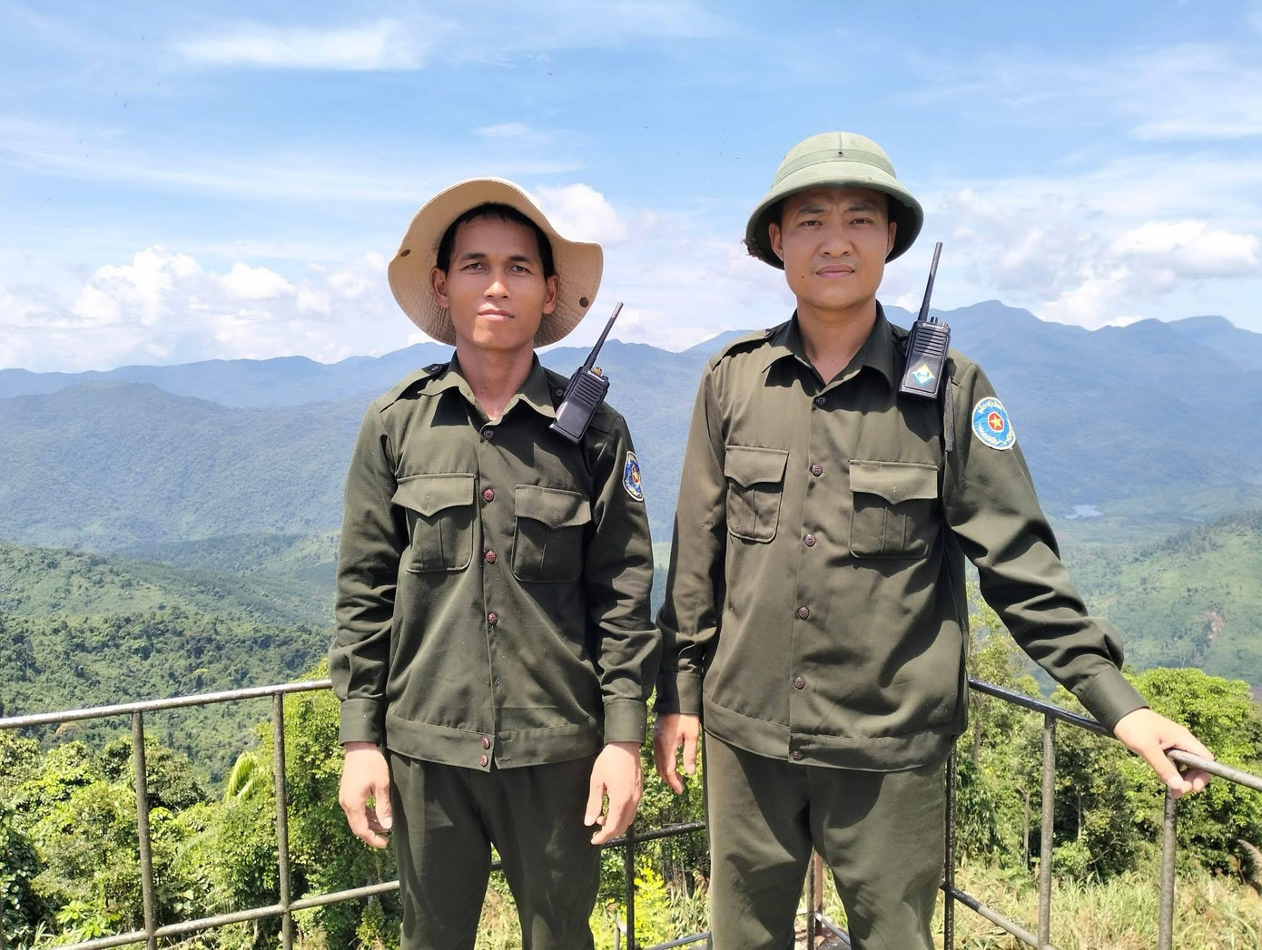 Hai thành viên Tổ bảo vệ rừng Phong Xuân đã hỗ trợ nữ sinh lớp 10 bị đi lạc vào rừng sâu.