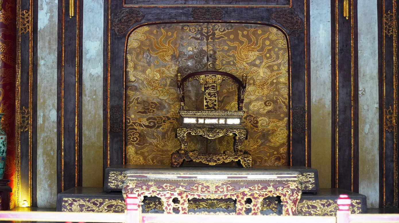 Dự án còn tu bổ, phục hồi ngai vàng, bửu tán và các đồ nội thất khác.