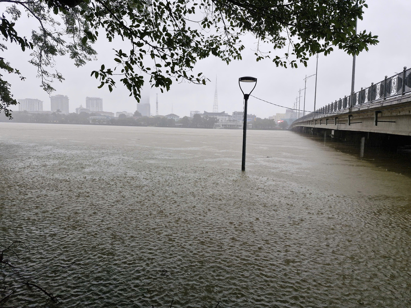 Nước lũ trên sông Hương dâng cao, vượt báo động 2.