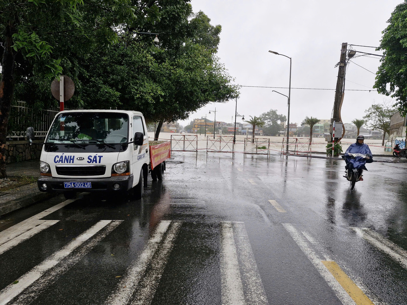 Tuyến đường qua Đập Đá (TP. Huế) đã bị phong tỏa do ngập sâu, nước tràn đường chảy xiết.