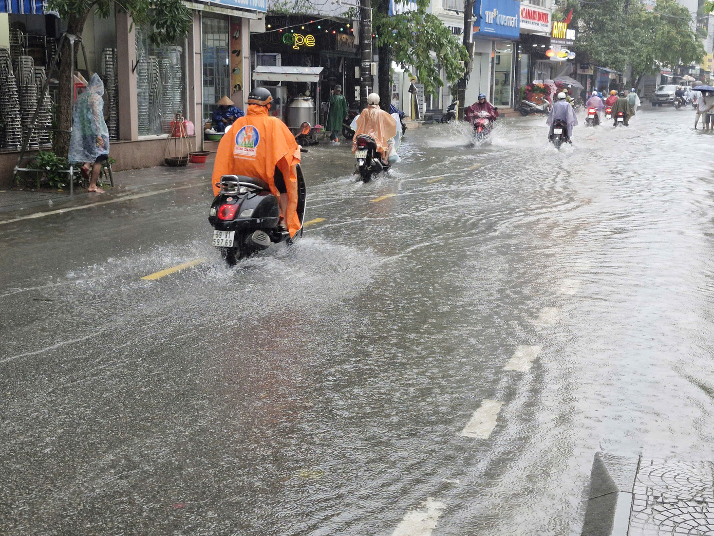 Mưa lũ lớn gây nguy cơ ngập lụt, ảnh hưởng giao thông đi lại tại Huế. Mưa lũ lớn gây nguy cơ ngập lụt, ảnh hưởng giao thông đi lại tại Huế.