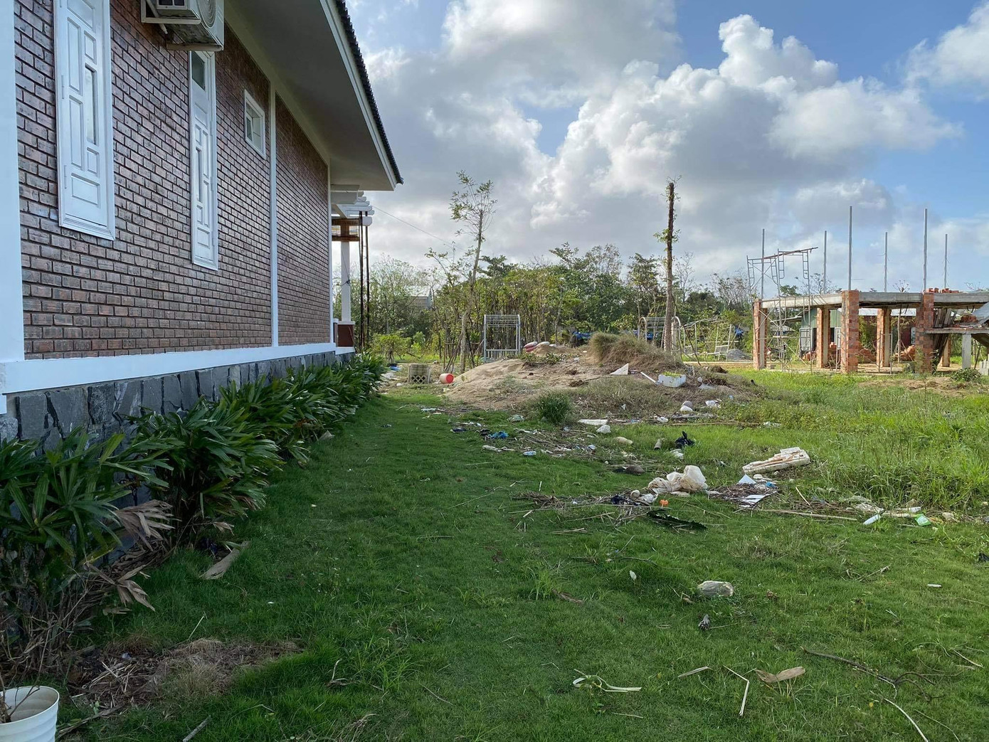 Bên trong dự án nông nghiệp, sinh thái chậm tiến độ thực hiện là rác và cỏ dại; không có sản phẩm nông nghiệp nào hiện hữu tại đây Bên trong dự án nông nghiệp, sinh thái chậm tiến độ thực hiện là rác và cỏ dại; không có sản phẩm nông nghiệp nào hiện hữu tại đây