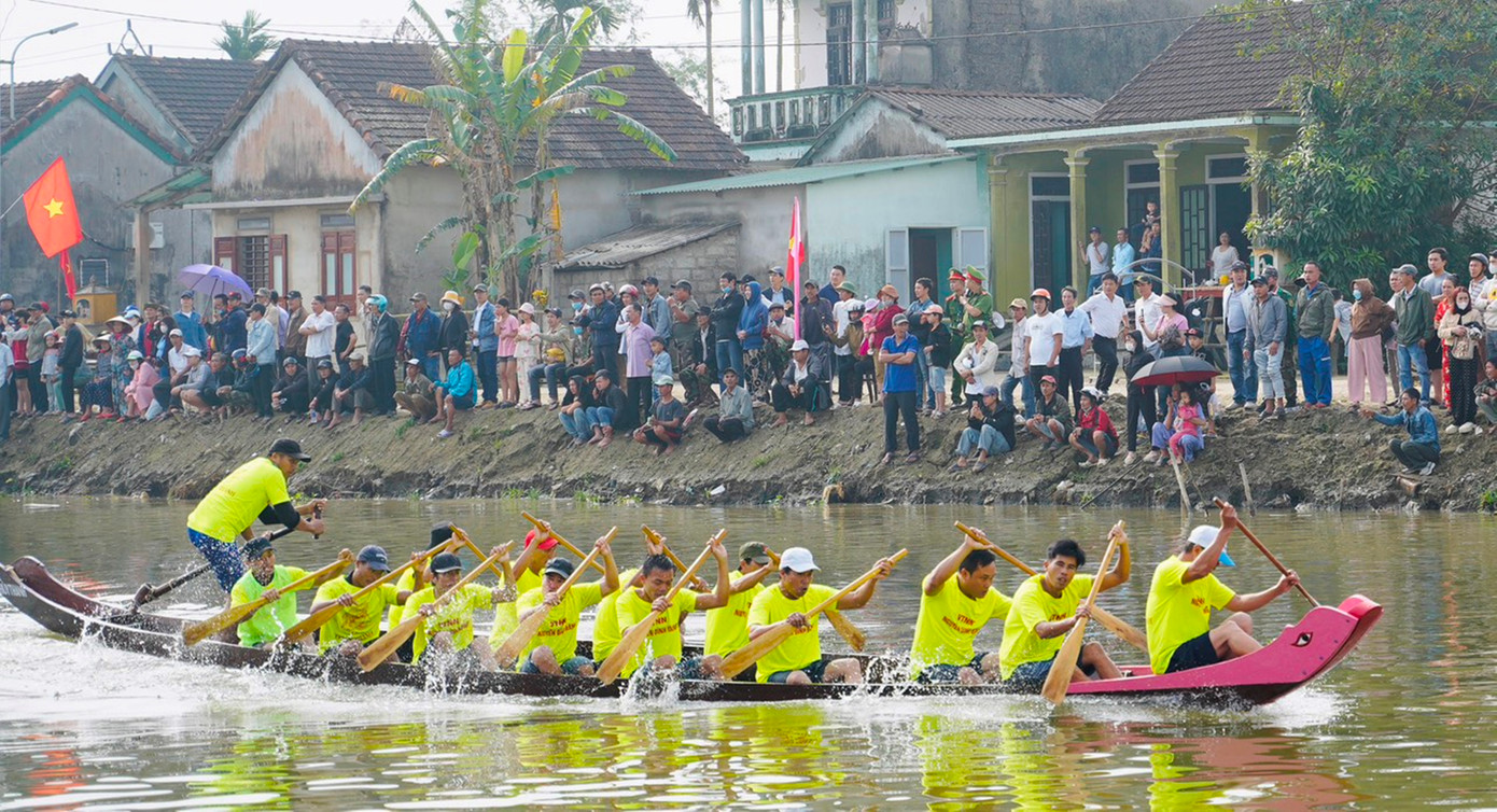 Ông Lê Văn Thức - Chủ tịch UBND xã Dương Hòa, nhìn nhận: “Lần đầu tham dự giải, đội Dương Hòa còn thua sút nhiều về kinh nghiệm, kỹ thuật, nhân lực so với các đội đua khác. Dự giải lần này, chúng tôi xác định thi đấu với tinh thần cống hiến, đồng thời, xem đây là dịp để học hỏi kinh nghiệm và có sự chuẩn bị tốt, giành thành tích cao hơn tại những giải đấu tiếp theo”. Ông Lê Văn Thức - Chủ tịch UBND xã Dương Hòa, nhìn nhận: “Lần đầu tham dự giải, đội Dương Hòa còn thua sút nhiều về kinh nghiệm, kỹ thuật, nhân lực so với các đội đua khác. Dự giải lần này, chúng tôi xác định thi đấu với tinh thần cống hiến, đồng thời, xem đây là dịp để học hỏi kinh nghiệm và có sự chuẩn bị tốt, giành thành tích cao hơn tại những giải đấu tiếp theo”.