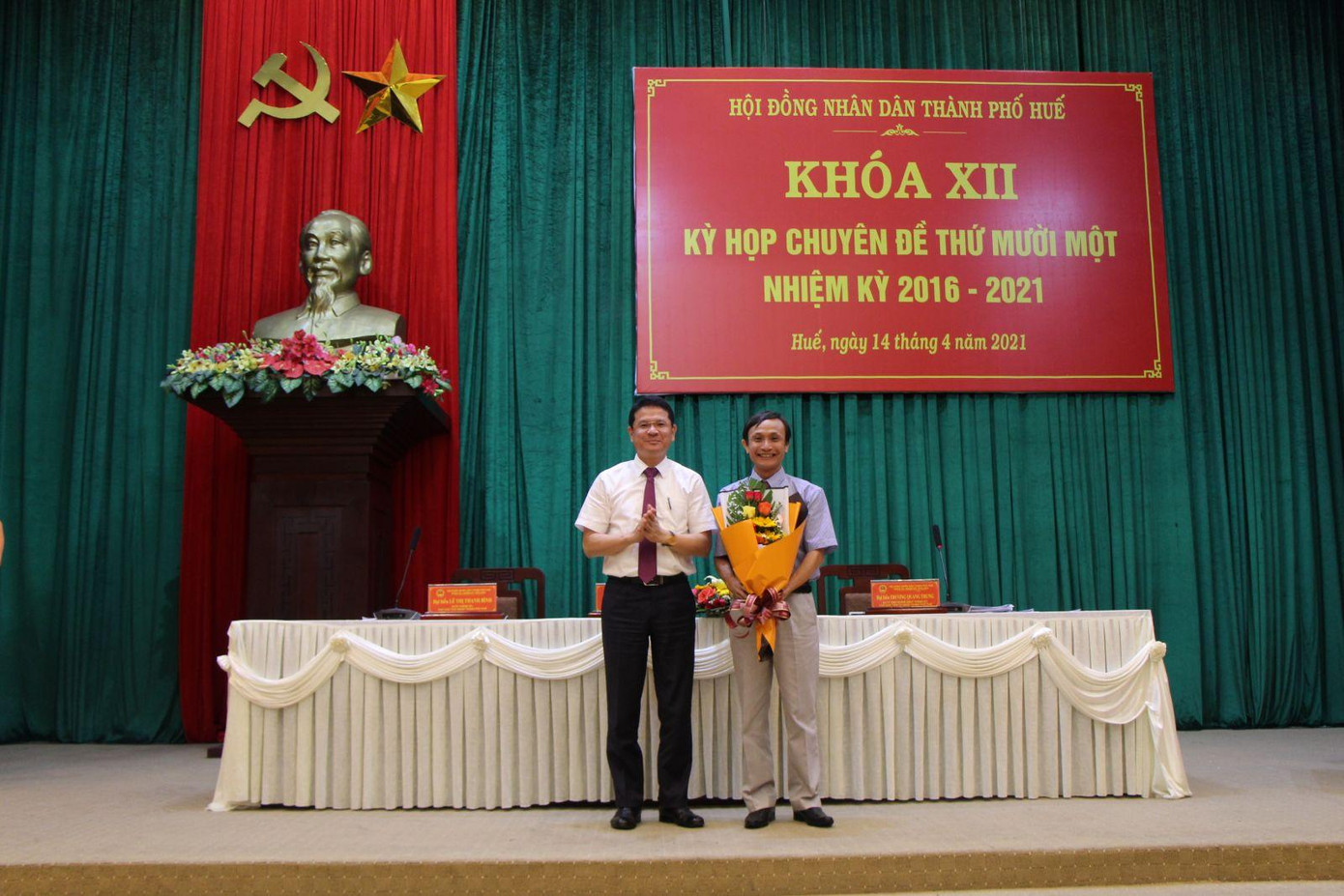 Ông Nguyễn Việt Bằng, Trưởng phòng Quản lý đô thị TP Huế (bìa phải), được bầu giữ chức Phó Chủ tịch UBND TP Huế. Ảnh: Thanh Hương