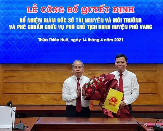 Ông Lê Bá Phúc (bìa phải) được bổ nhiệm chức Giám đốc Sở TN&amp;MT tỉnh TT-Huế. Ảnh: Thái Bường
