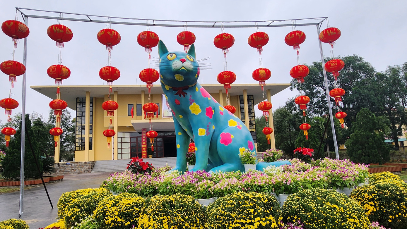 Nhiều ngày nay, những ai đi qua vùng quê Phú Đa (huyện Phú Vang, tỉnh TT-Huế) không khỏi bất ngờ về những trang trí trực quan bằng hoa lá, cụm pano, đèn lồng trang trí và hình tượng mèo ngộ nghĩnh, đáng yêu đặt tại nhà văn hóa trung tâm huyện chuẩn bị chào đón Tết Nguyên đán Quý Mão 2023. Nhiều ngày nay, những ai đi qua vùng quê Phú Đa (huyện Phú Vang, tỉnh TT-Huế) không khỏi bất ngờ về những trang trí trực quan bằng hoa lá, cụm pano, đèn lồng trang trí và hình tượng mèo ngộ nghĩnh, đáng yêu đặt tại nhà văn hóa trung tâm huyện chuẩn bị chào đón Tết Nguyên đán Quý Mão 2023.
