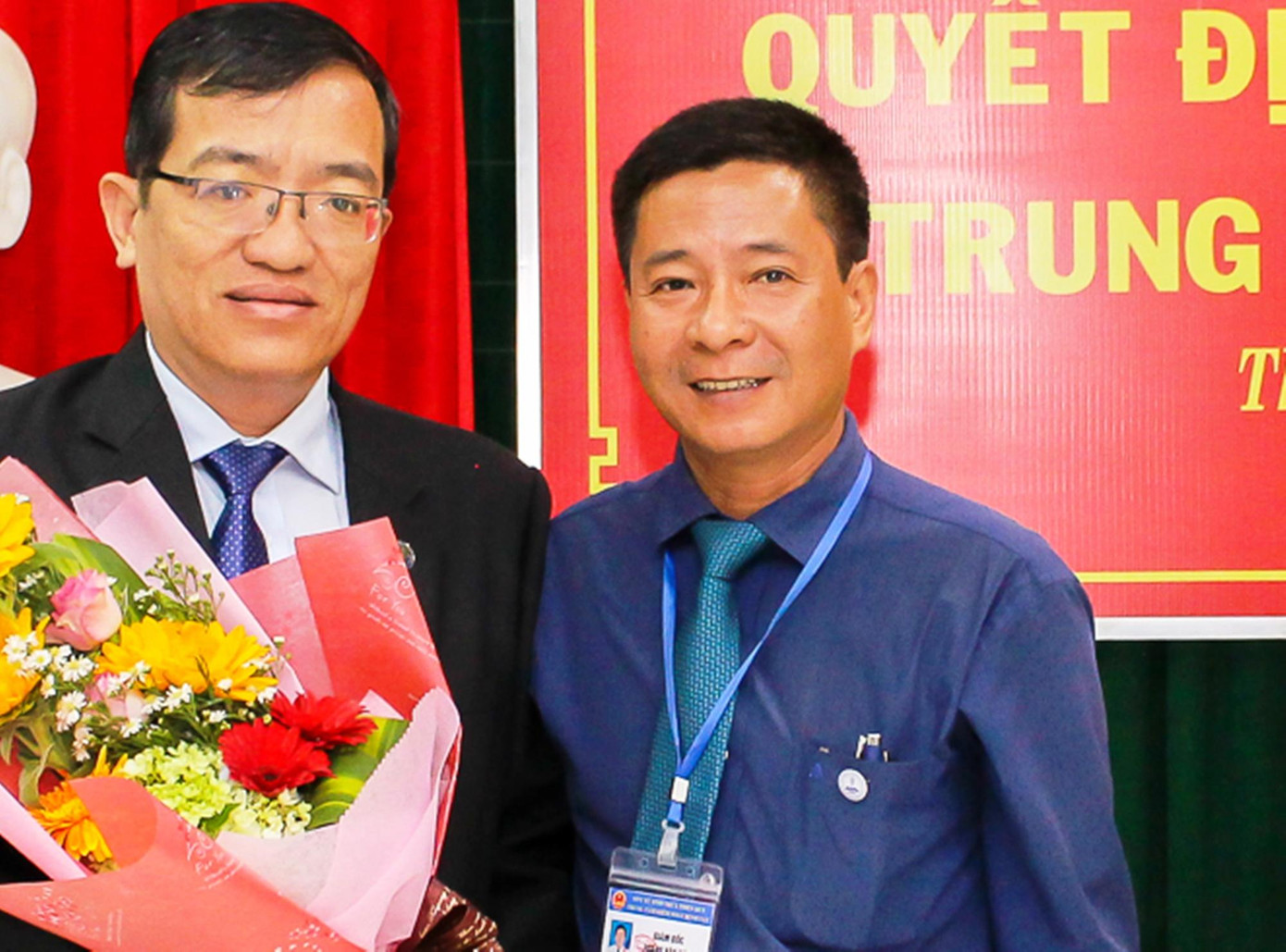 Phó Giám đốc CDC TT-Huế Nguyễn Lê Tâm (bìa trái) được giao tạm thời phụ trách quản lý, điều hành đơn vị thay Giám đốc Hoàng Văn Đức vừa bị khởi tố. Ảnh: CDC TT-Huế