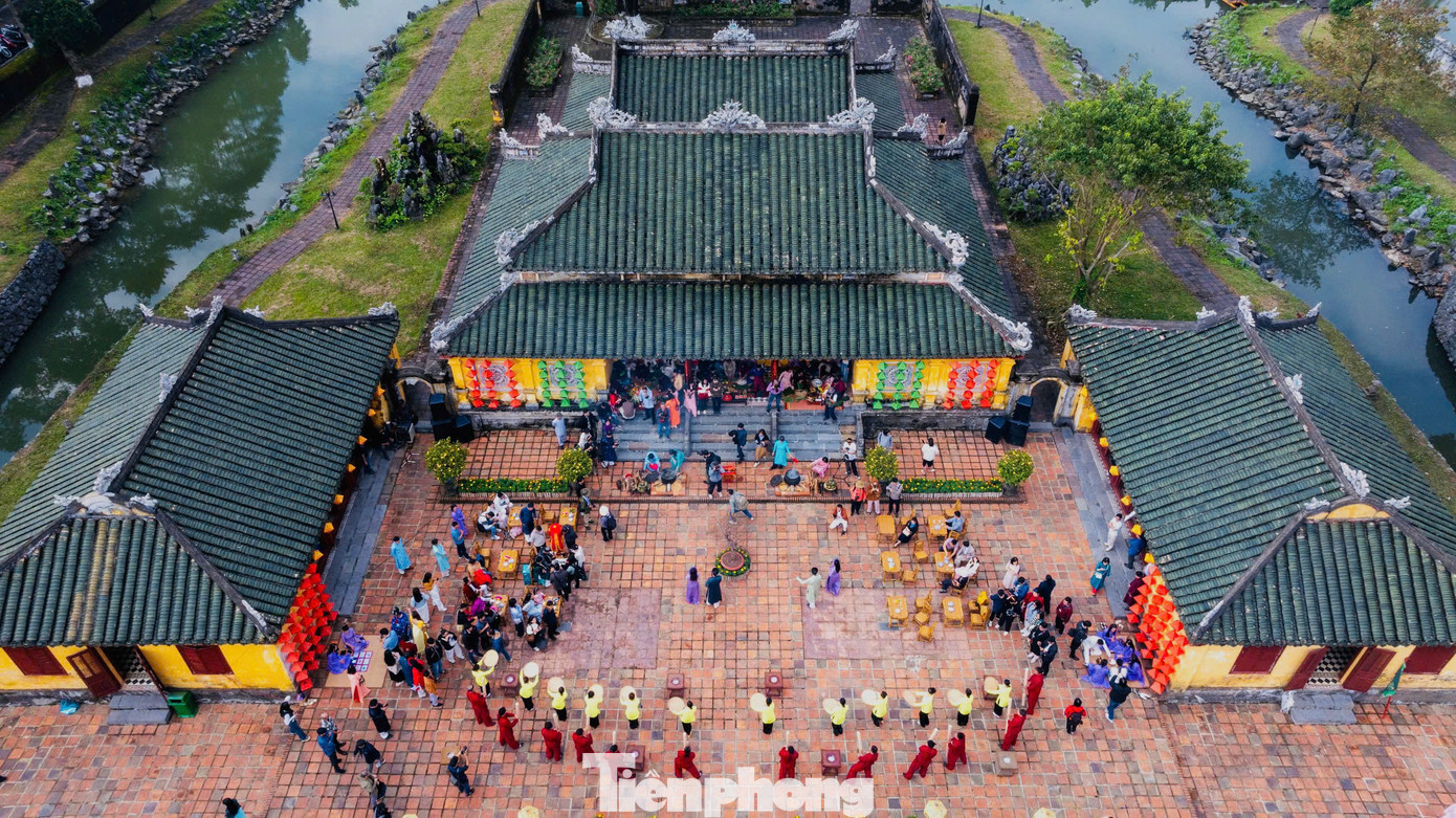 Trong không gian cổ kính, vàng son của cung Trường Sanh - Đại nội Huế, Trung tâm BTDTCĐ Huế đã tái hiện lại những hoạt động Tết xưa ở Huế mang phong vị đặc biệt, vừa thanh tao, trang nhã vừa ấm áp, gần gũi.