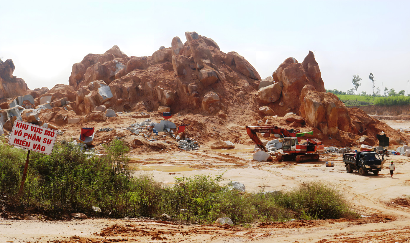 Hoạt động khai thác mỏ làm vật liệu xây dựng tại TT-Huế. (Ảnh minh họa)