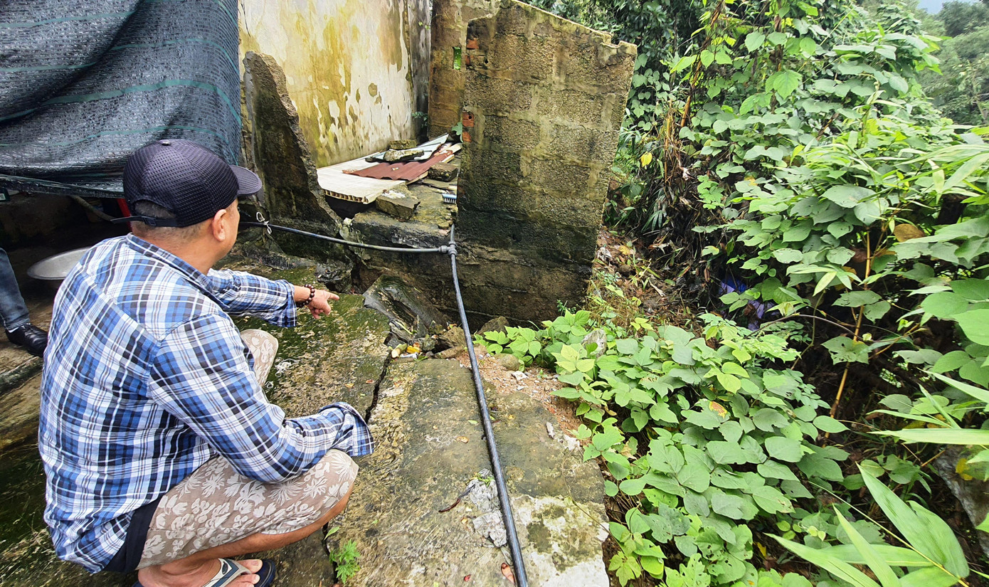 Phần sau một ngôi nhà dân ven sông Bù Lu đành phá dỡ vì sạt lở ăn sâu vào nền móng.