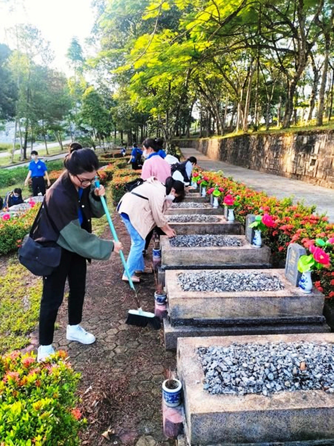 Chăm sóc các phần mộ và tổng vệ sinh khu vực Nghĩa trang Liệt sĩ TP Huế. Ảnh: Th.Đ.Huế Chăm sóc các phần mộ và tổng vệ sinh khu vực Nghĩa trang Liệt sĩ TP Huế. Ảnh: Th.Đ.Huế