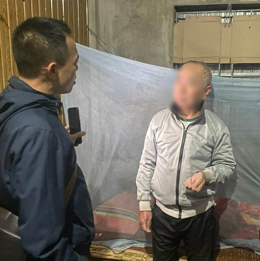 Sau 18 năm trốn truy nã, Lê Phú T. (bìa phải) đã bị lực lượng công an bắt giữ. (Ảnh: CACC) Sau 18 năm trốn truy nã, Lê Phú T. (bìa phải) đã bị lực lượng công an bắt giữ. (Ảnh: CACC)