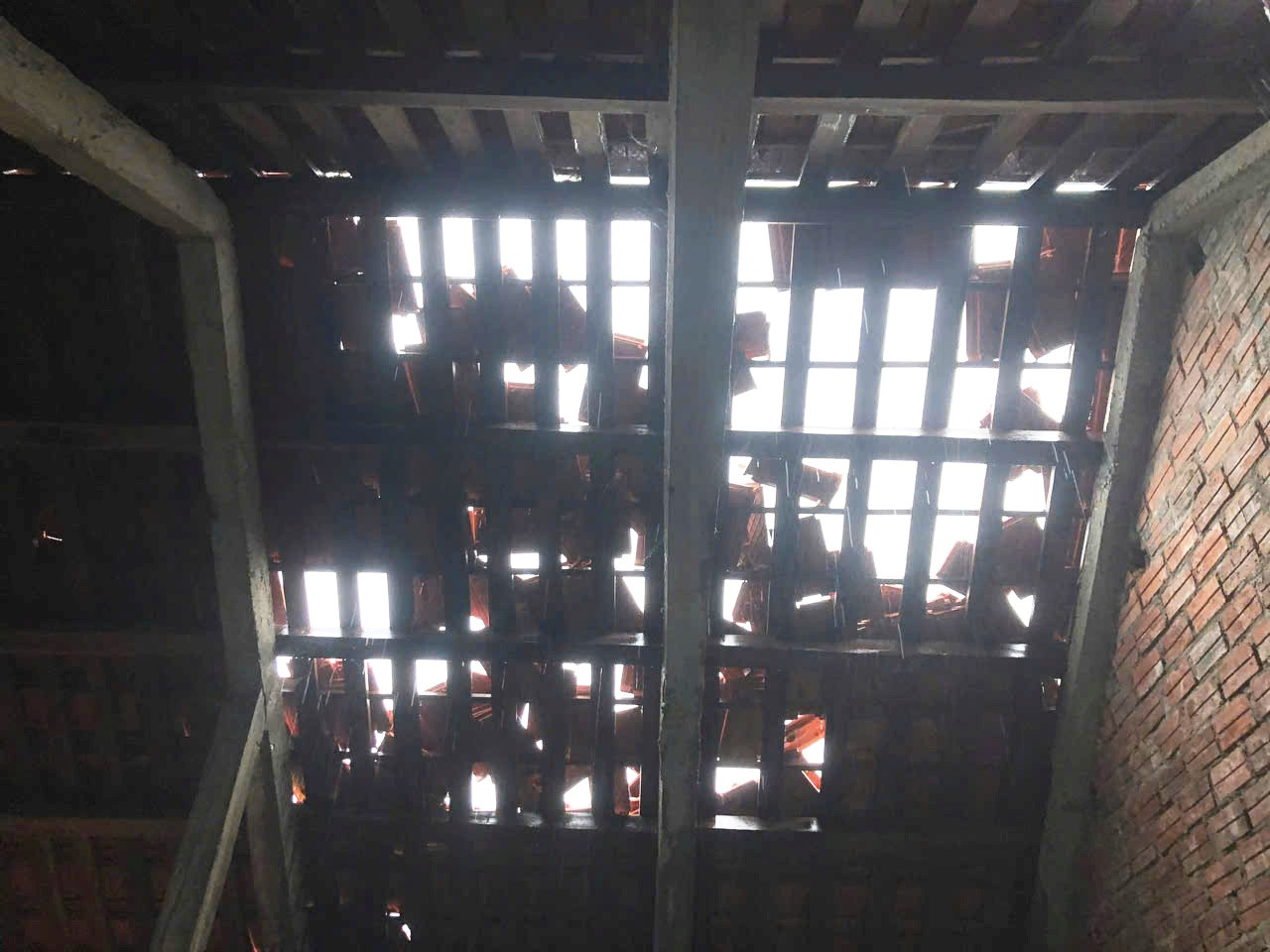 Gió lốc làm hư hỏng phần mái nhiều nhà dân tại xã Phú Hồ, huyện Phú Vang, TT-Huế.