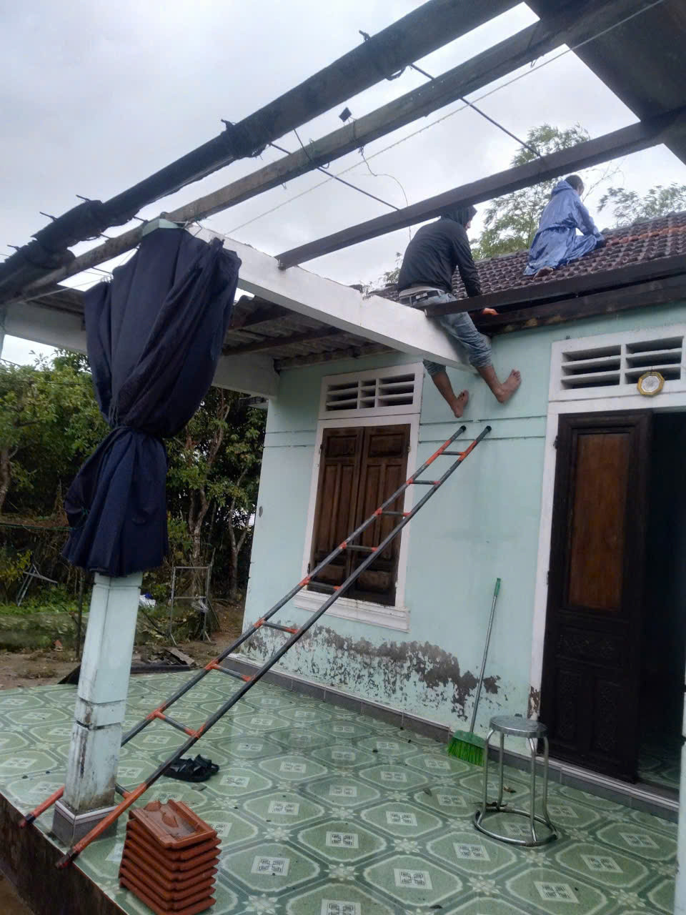 Khắc phục hậu quả lốc xoáy tại xã Phú Hồ.