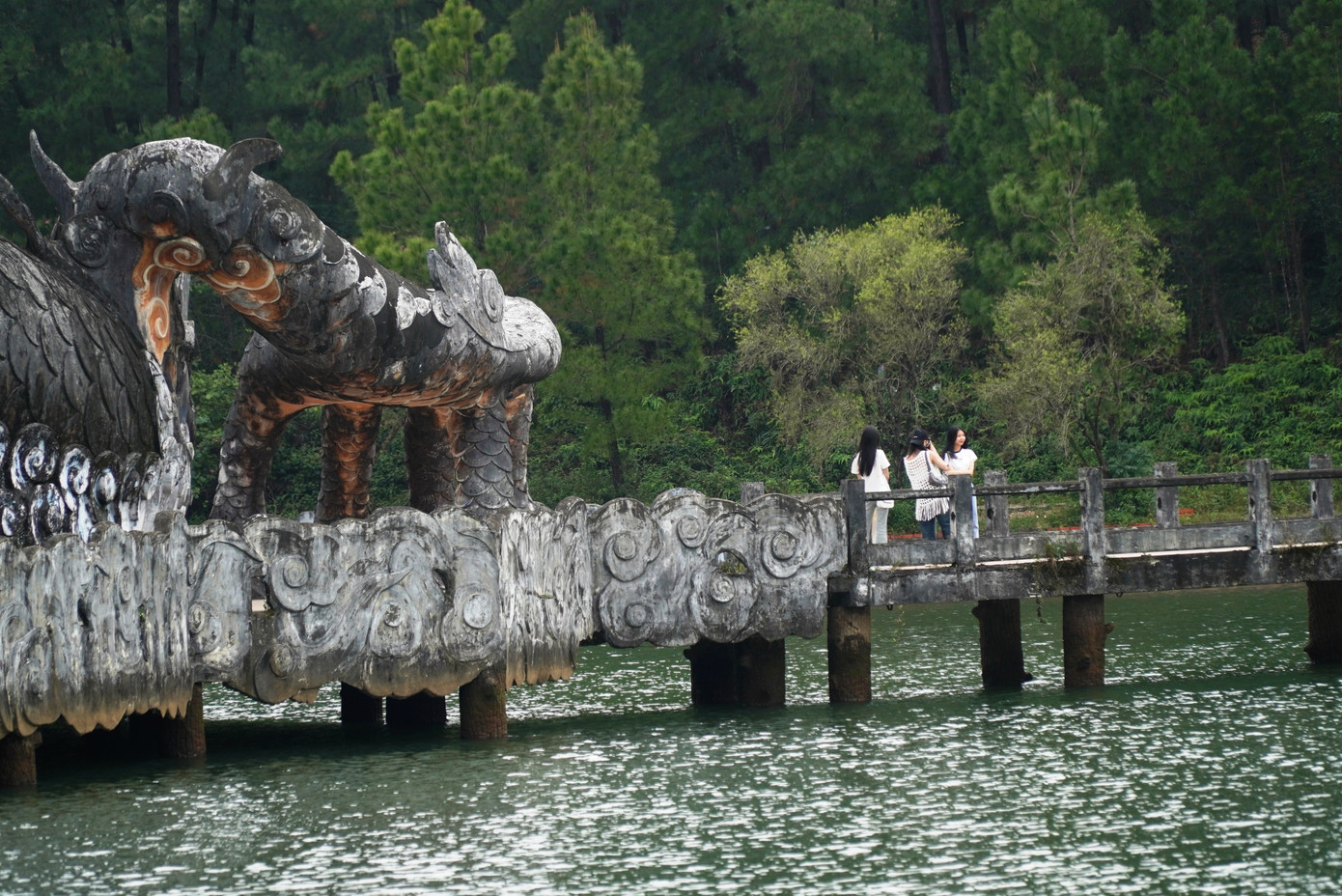 Những ngày này, nhiều du khách, bạn trẻ, người dân Huế đã kéo nhau lên công viên hồ Thủy Tiên để tham quan kiến trúc rồng khổng lồ lần cuối. Những ngày này, nhiều du khách, bạn trẻ, người dân Huế đã kéo nhau lên công viên hồ Thủy Tiên để tham quan kiến trúc rồng khổng lồ lần cuối.