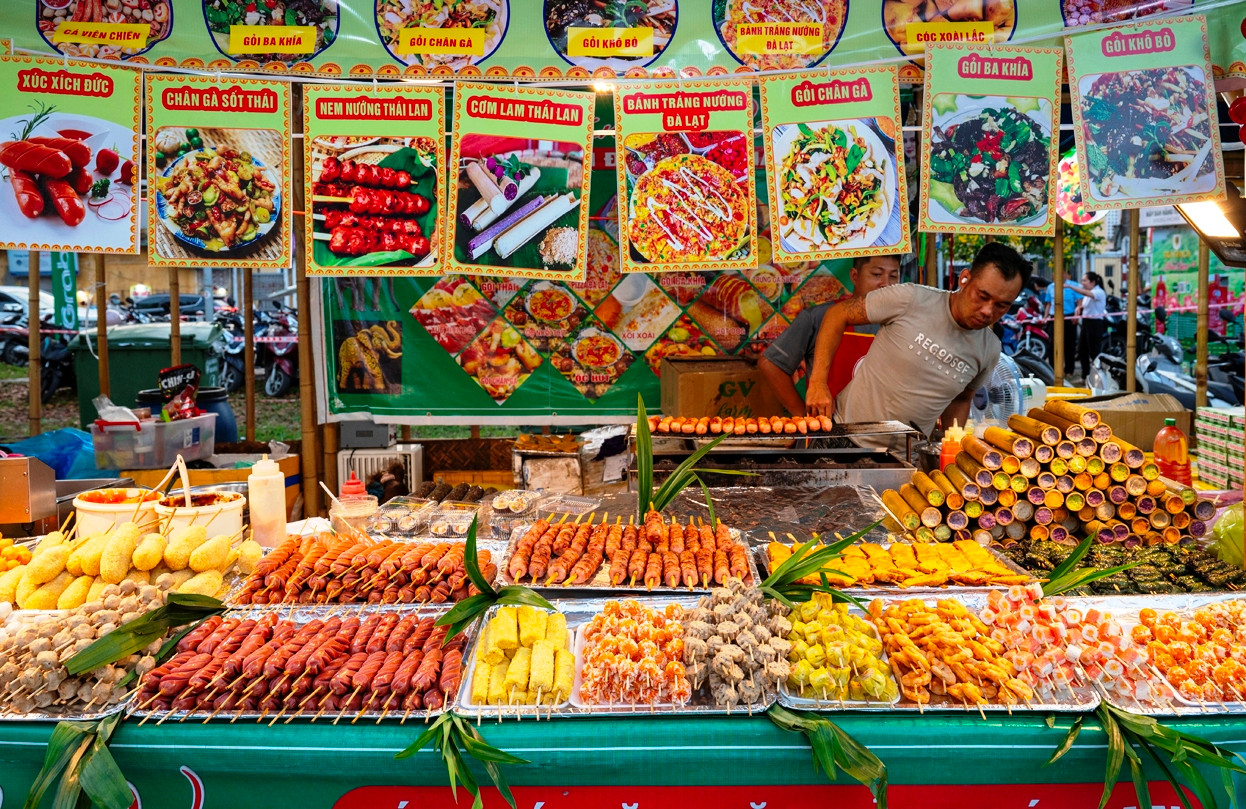 Tại đây, hàng trăm món ăn đặc trưng của ba miền Bắc - Trung - Nam được chế biến, “trình diễn” và phục vụ trực tiếp thực khách bởi các nghệ nhân, đầu bếp đến từ Quảng Ninh, Quảng Bình, Quảng Trị, Đà Nẵng, Quảng Nam, Lâm Đồng, Đồng Nai, Đắk Nông… Ảnh: L.H.H.Hải