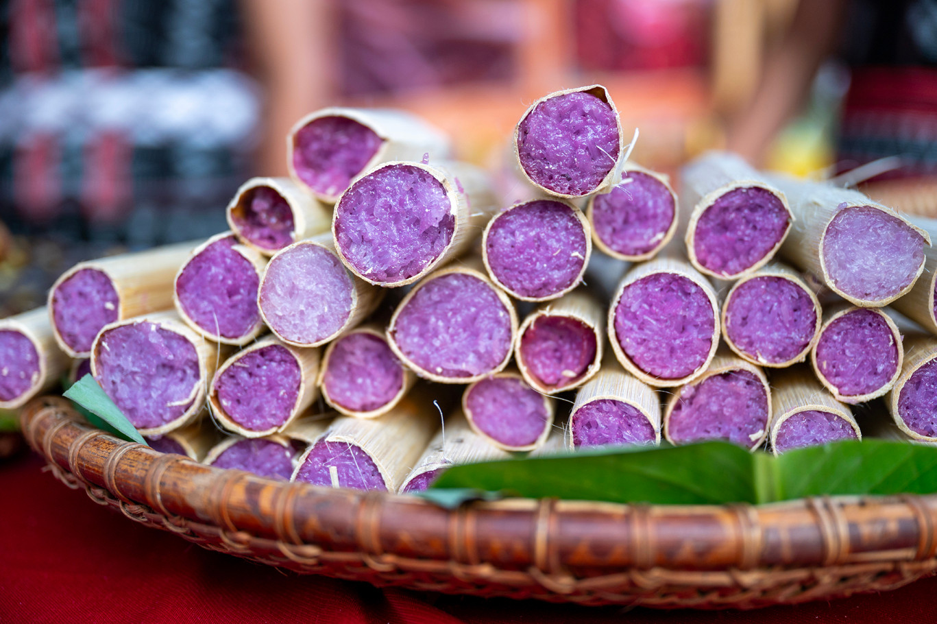 Tại đây, hàng trăm món ăn đặc trưng của ba miền Bắc - Trung - Nam được chế biến, “trình diễn” và phục vụ trực tiếp thực khách bởi các nghệ nhân, đầu bếp đến từ Quảng Ninh, Quảng Bình, Quảng Trị, Đà Nẵng, Quảng Nam, Lâm Đồng, Đồng Nai, Đắk Nông… Ảnh: L.H.H.Hải