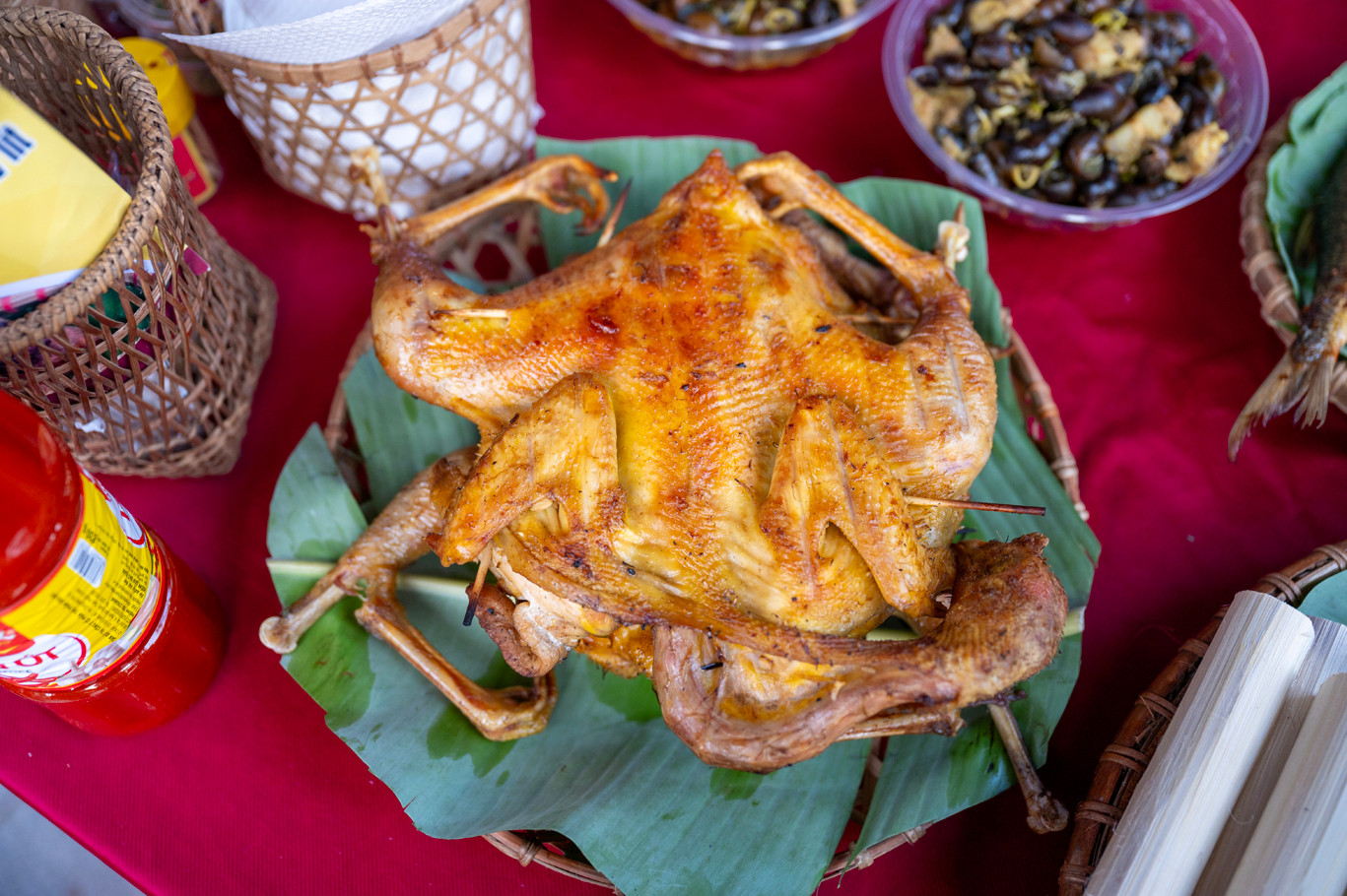 Tại đây, hàng trăm món ăn đặc trưng của ba miền Bắc - Trung - Nam được chế biến, “trình diễn” và phục vụ trực tiếp thực khách bởi các nghệ nhân, đầu bếp đến từ Quảng Ninh, Quảng Bình, Quảng Trị, Đà Nẵng, Quảng Nam, Lâm Đồng, Đồng Nai, Đắk Nông… Ảnh: L.H.H.Hải