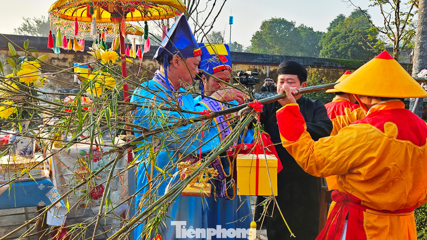 Vào thời Nguyễn, lễ dựng nêu được tổ chức bài bản. Ngoài phướn đỏ, trên ngọn nêu còn treo ấn tín, đoản kiếm, bút lông biểu trưng cho việc phong ấn - báo hiệu triều đình nghỉ ngơi khi Tết đến.