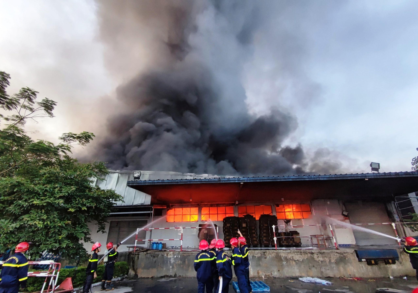Sau khi nhận tin báo, lực lượng chữa cháy và các cơ quan chức năng đã nhanh chóng có mặt, nhưng do đám cháy quá lớn, lại nằm ở xưởng sản xuất có nhiều vật dụng dễ cháy nên việc dập lửa rất khó khăn.