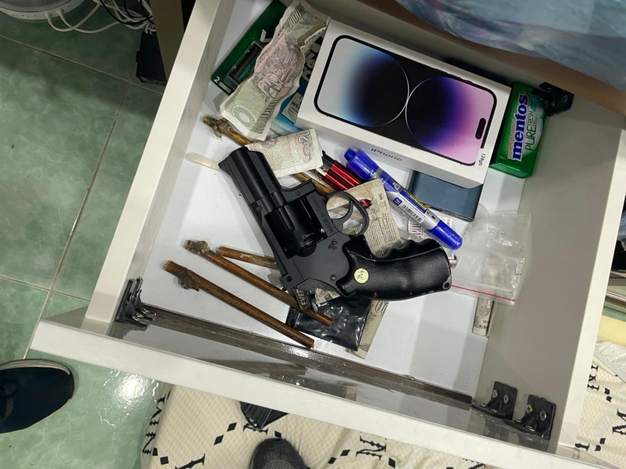 Công an thu giữ một khẩu súng rulo và 40 viên đạn trong quá trình chặt đứt đường dây buôn bán, vận chuyển, tàng trữ ma túy do Nguyễn Thanh Tuấn cầm đầu. Ảnh CACC