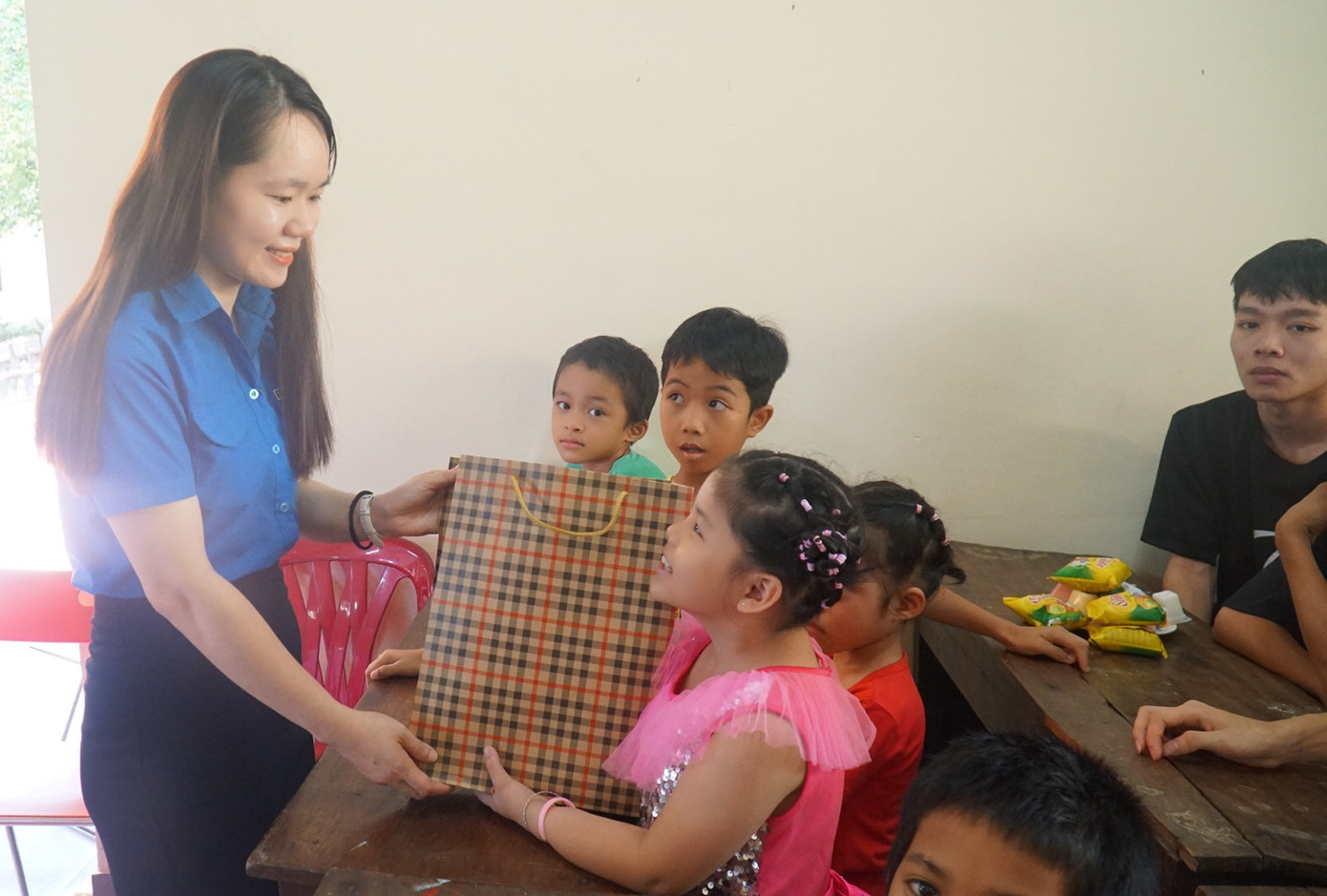 Chị Hoàng Thị Thùy Linh - Phó Bí thư Thường trực Tỉnh Đoàn TT-Huế, tặng quà cho trẻ em Làng SOS Huế nhân Tết Thiếu nhi 1/6. Chị Hoàng Thị Thùy Linh - Phó Bí thư Thường trực Tỉnh Đoàn TT-Huế, tặng quà cho trẻ em Làng SOS Huế nhân Tết Thiếu nhi 1/6.