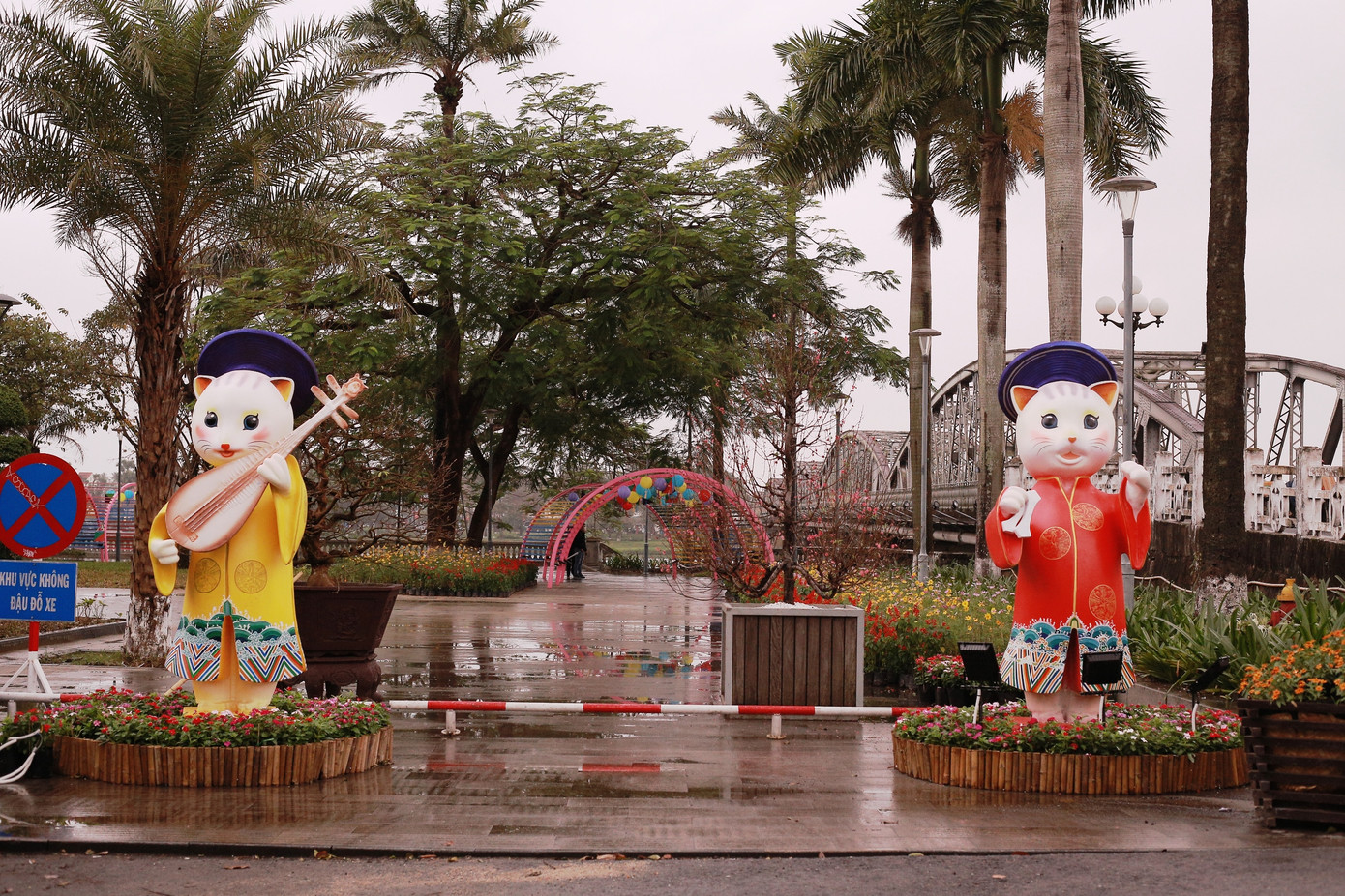 Ngoài ra, tại TP. Huế còn lắp đặt các cụm trang trí hình tượng mèo khác trong Tết Qúy Mão 2023. Ngoài ra, tại TP. Huế còn lắp đặt các cụm trang trí hình tượng mèo khác trong Tết Qúy Mão 2023.