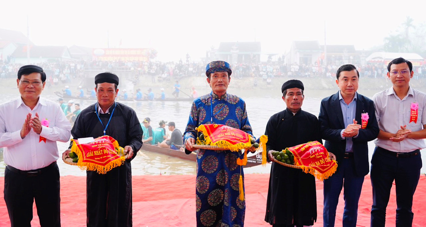 Trao giải cho những đội đua có thành tích tốt nhất. Trao giải cho những đội đua có thành tích tốt nhất.