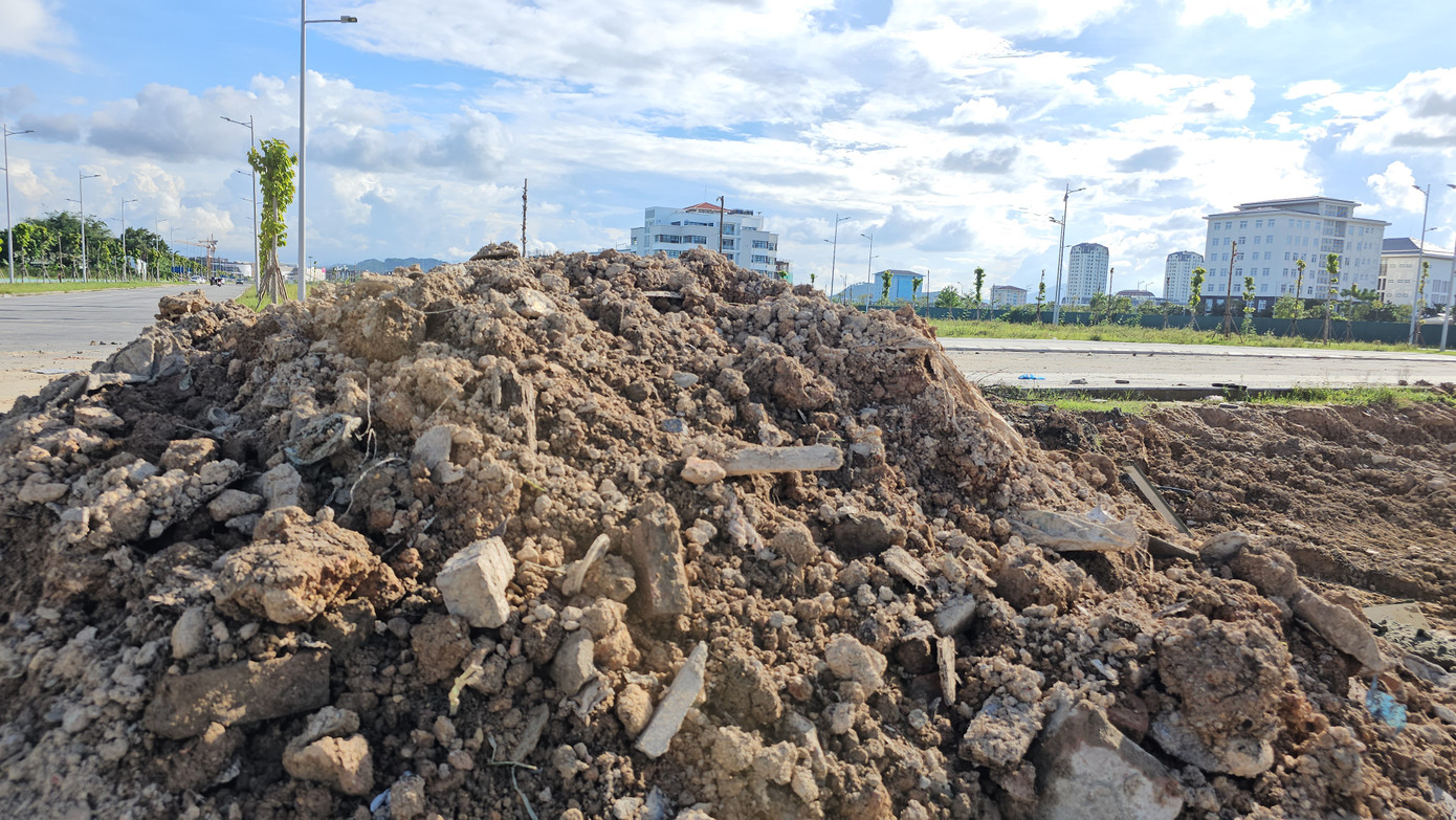 “Do Ban Quản lý dự án không có chức năng xử phạt hành chính đối tượng vi phạm, đất công trường do nhà thầu chịu trách nhiệm quản lý khi thi công công trình, nên chúng tôi yêu cầu đơn vị xây dựng phải tự quản. Tuy nhiên, việc đổ rác thải diễn ra vào nhiều thời điểm, đối tượng đổ rác trộm rất manh động, sẵn sàng tấn công người can thiệp; khu vực công trường lại rộng, không thể rào chắn, nên nhà thầu gặp khó khăn trong việc ngăn chặn. Chúng tôi rất mong lực lượng công an, chính quyền địa phương vào cuộc xử lý nghiêm vấn nạn này”, ông Việt cho hay.
