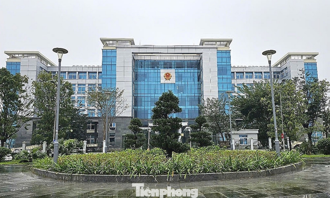 Sau khi Nghị quyết thành lập thành phố Huế trực thuộc Trung ương của Quốc hội có hiệu lực từ ngày 1/1/2025, trung tâm hành chính của quận Thuận Hóa đặt tại trung tâm hành chính của thành phố Huế trực thuộc tỉnh hiện nay (đường Tố Hữu, phường Xuân Phú).