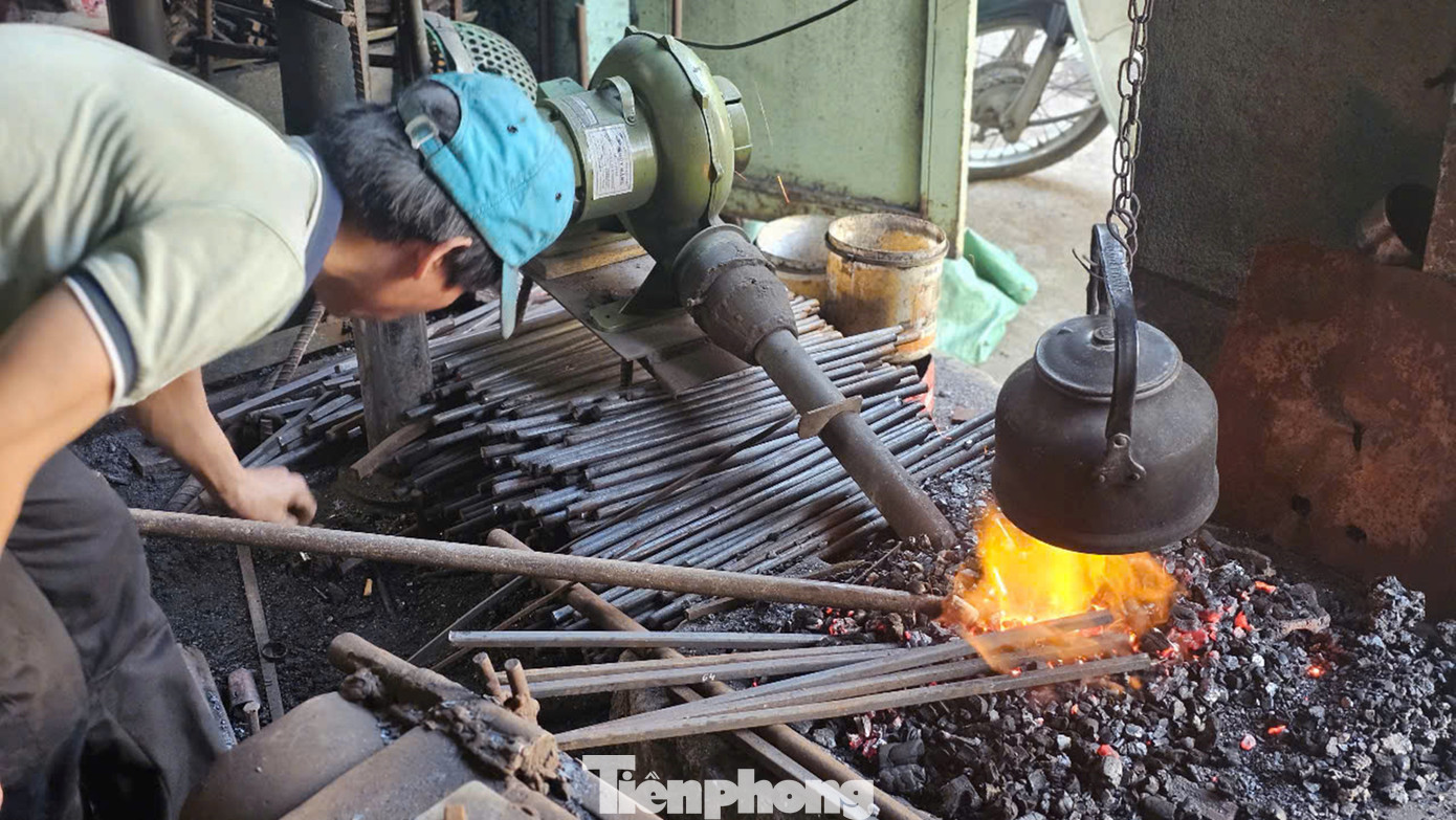 Ông Trương Thái - tổ trưởng tổ dân phố Bao Vinh, một thợ rèn lành nghề năm nay hơn 60 tuổi. Ông là một trong những cư dân phố cổ gần như gắn bó trọn đời mình với nghề rèn nơi đây. Ông Trương Thái - tổ trưởng tổ dân phố Bao Vinh, một thợ rèn lành nghề năm nay hơn 60 tuổi. Ông là một trong những cư dân phố cổ gần như gắn bó trọn đời mình với nghề rèn nơi đây.