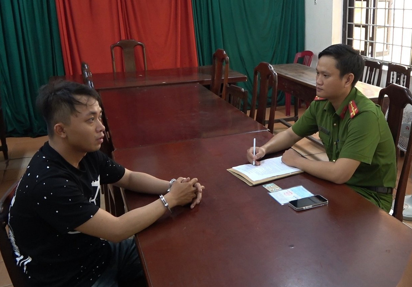 Công an lấy lời khai Phạm Văn Hiếu.