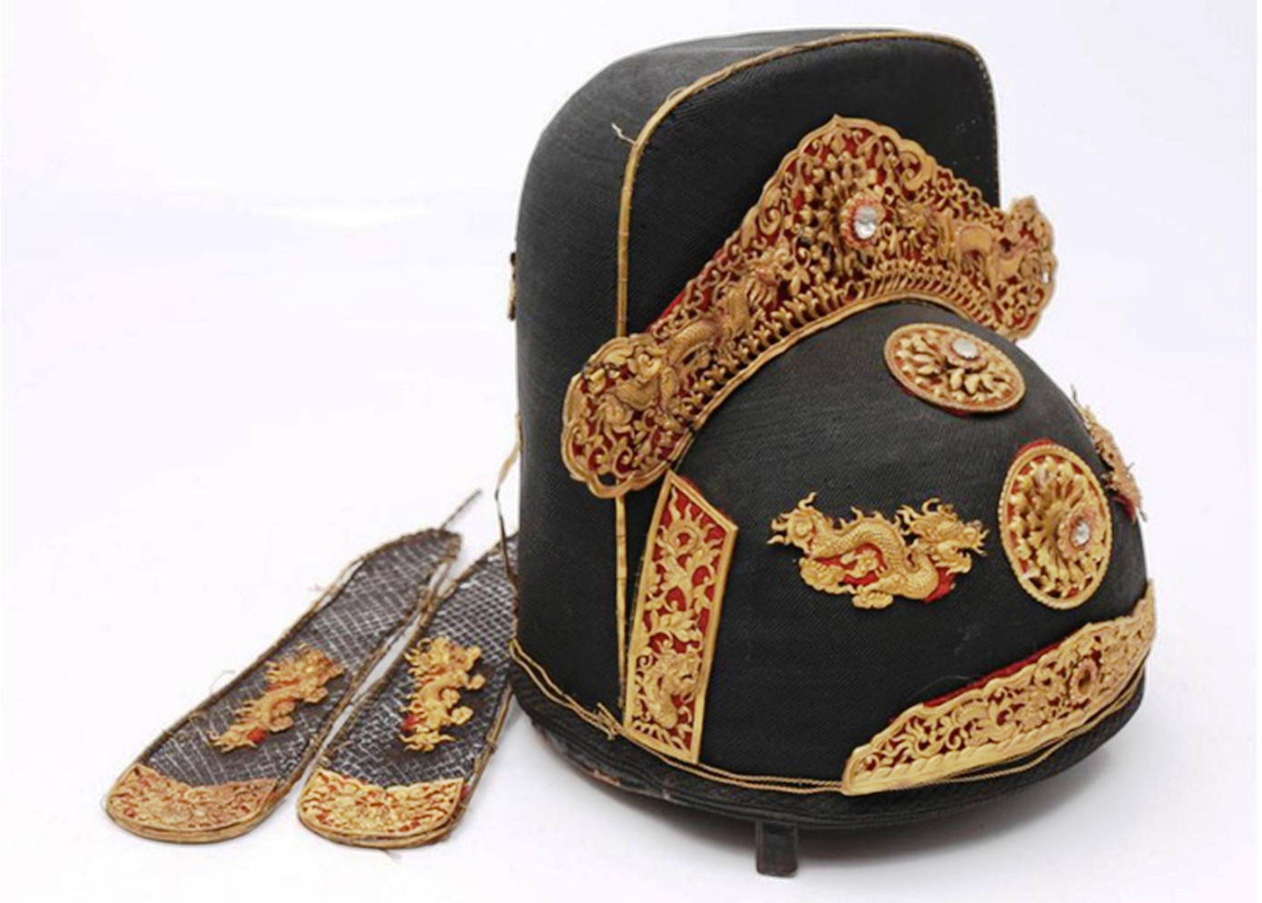 Cận cảnh cổ vật mũ quan triều Nguyễn. Ảnh: Balclis