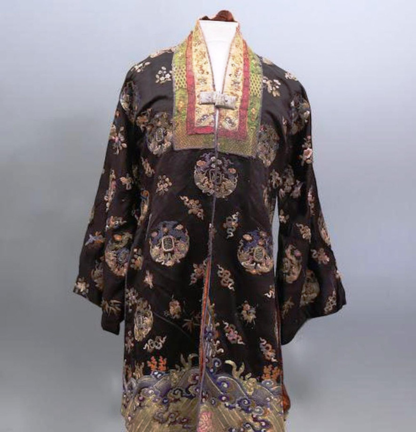 Cổ vật áo dài Nhật Bình - một cổ phục của Cung đình Huế, được đấu giá cùng chiếc mũ quan triều Nguyễn. Ảnh: Balclis