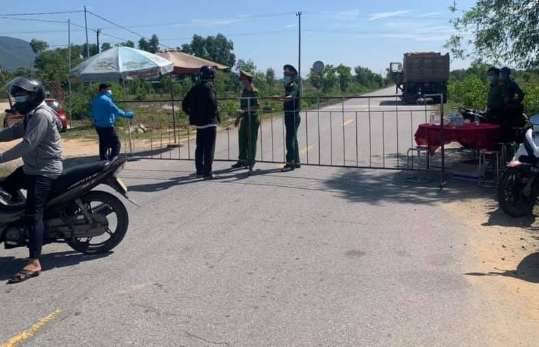 Lập chốt kiểm soát nghiêm ngặt người ra vào xã Lộc Thủy - nơi có ca nghi mắc COVID-19 mới vừa được CDC TT-Huế phát hiện