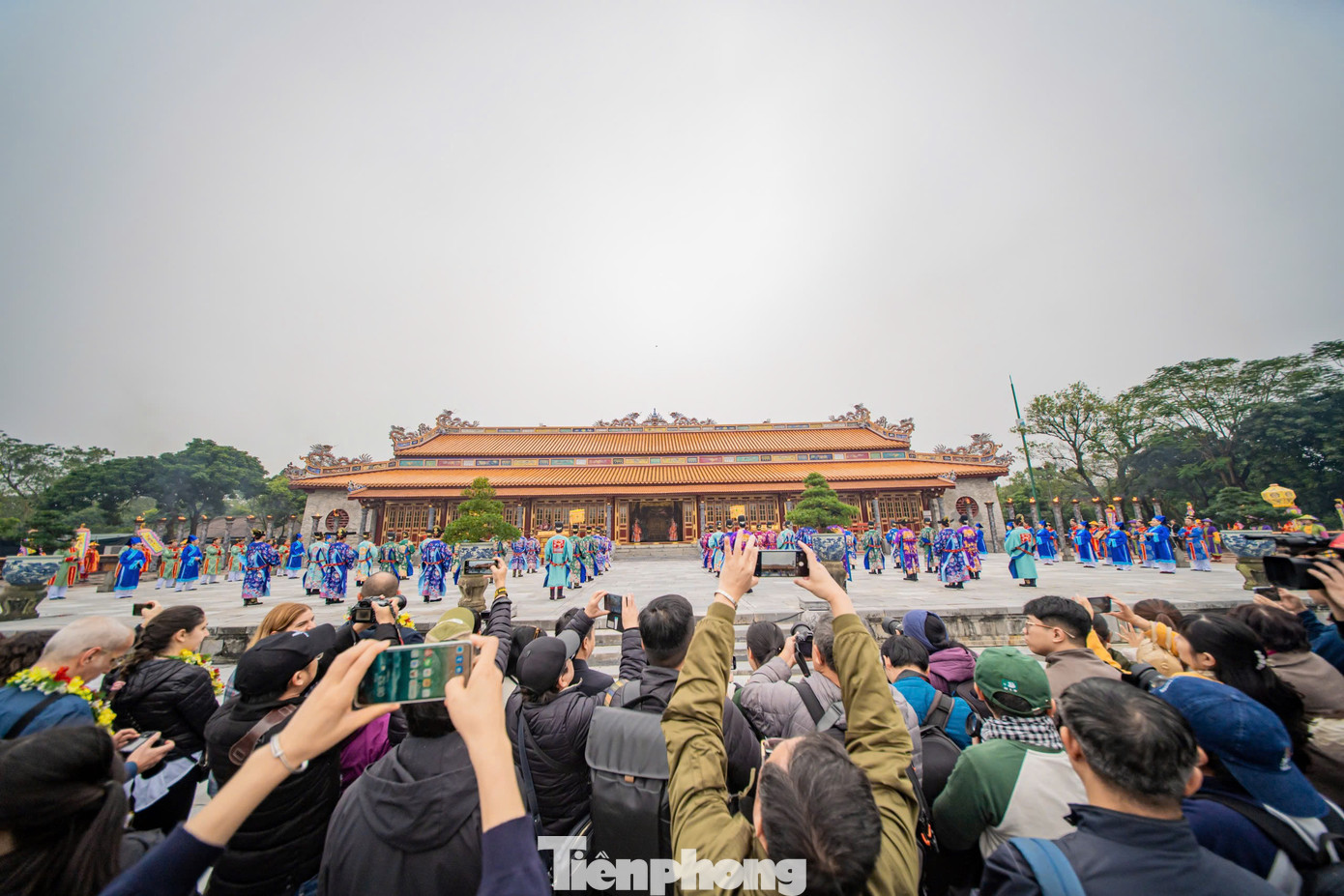 Hoạt động sân khấu hóa lễ thiết đại triều Nguyên đán dưới triều Nguyễn diễn ra trước điện Thái Hòa (Đại nội Huế, TP. Huế) đã thu hút đông đảo người dân, du khách, công chúng đến theo dõi, khám phá nghi thức triều nghi độc đáo trong hoàng cung xưa. Hoạt động sân khấu hóa lễ thiết đại triều Nguyên đán dưới triều Nguyễn diễn ra trước điện Thái Hòa (Đại nội Huế, TP. Huế) đã thu hút đông đảo người dân, du khách, công chúng đến theo dõi, khám phá nghi thức triều nghi độc đáo trong hoàng cung xưa.